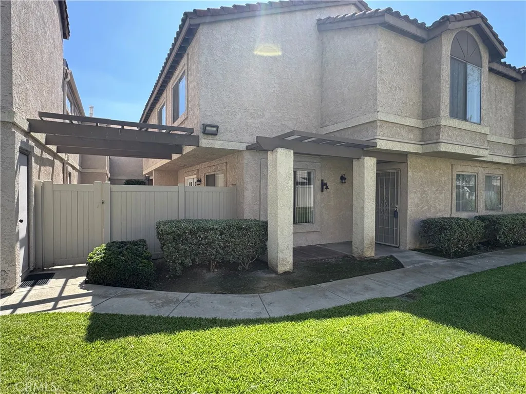 430 Golden Springs Drive Unit B — photo