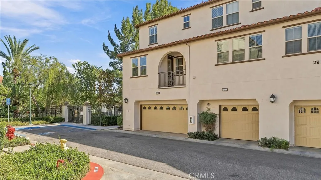 827 The Promenade Unit F — photo
