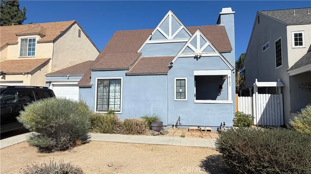 8107 Linares — photo