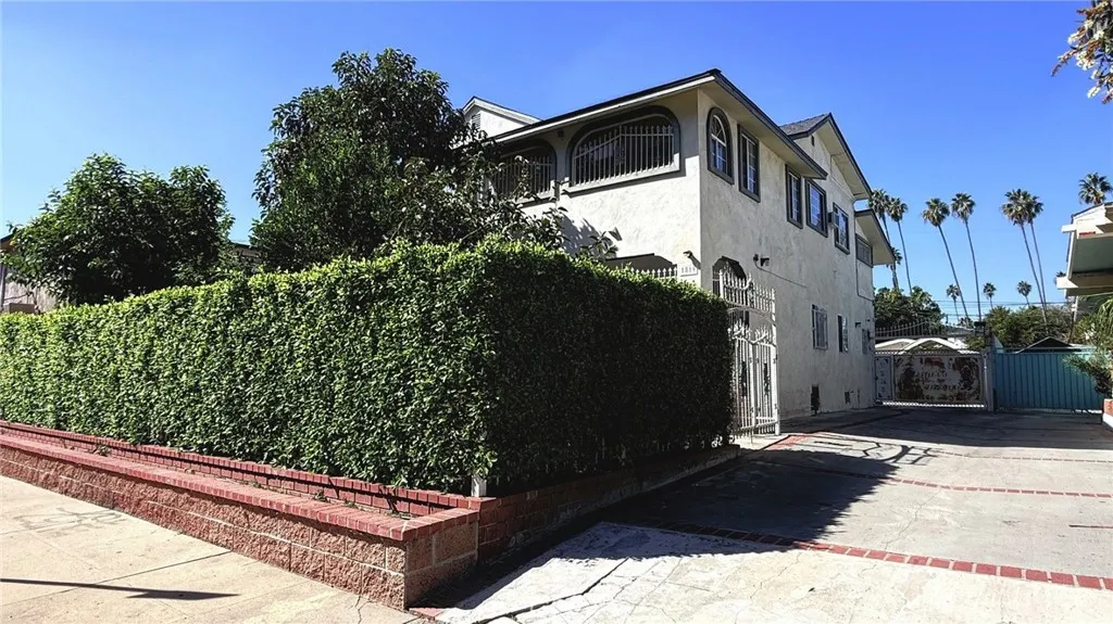 1819 S Norton Avenue — photo