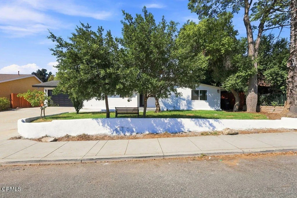 975 E Avenida De Los Arboles — photo