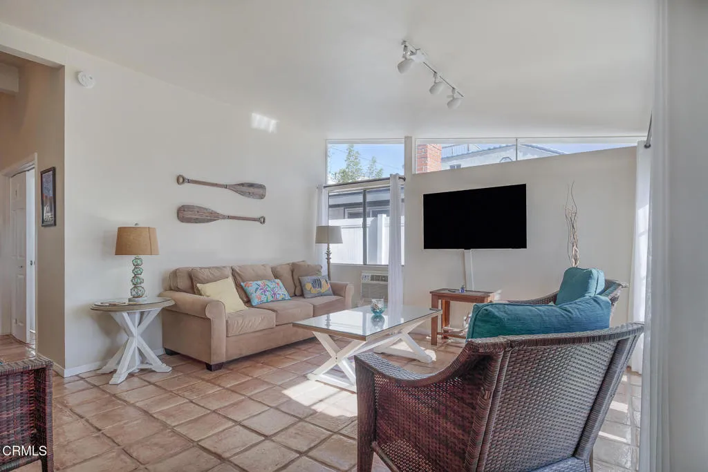 207 Rossmore Drive, Oxnard, CA 93035 — photo 2
