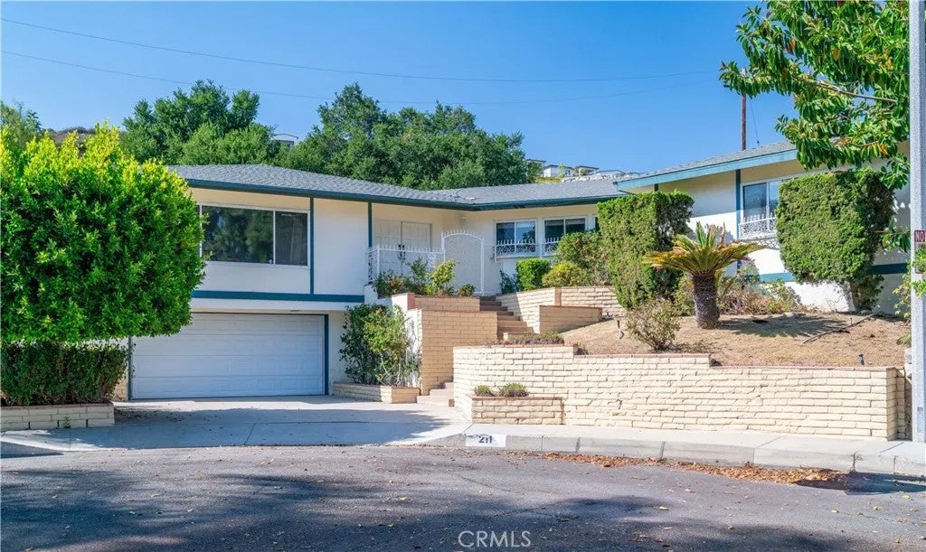211 Peacock Lane — photo