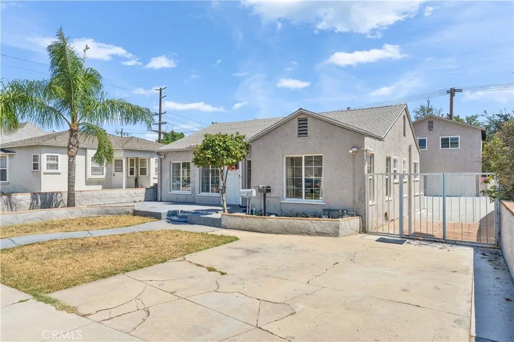 656 E I — photo