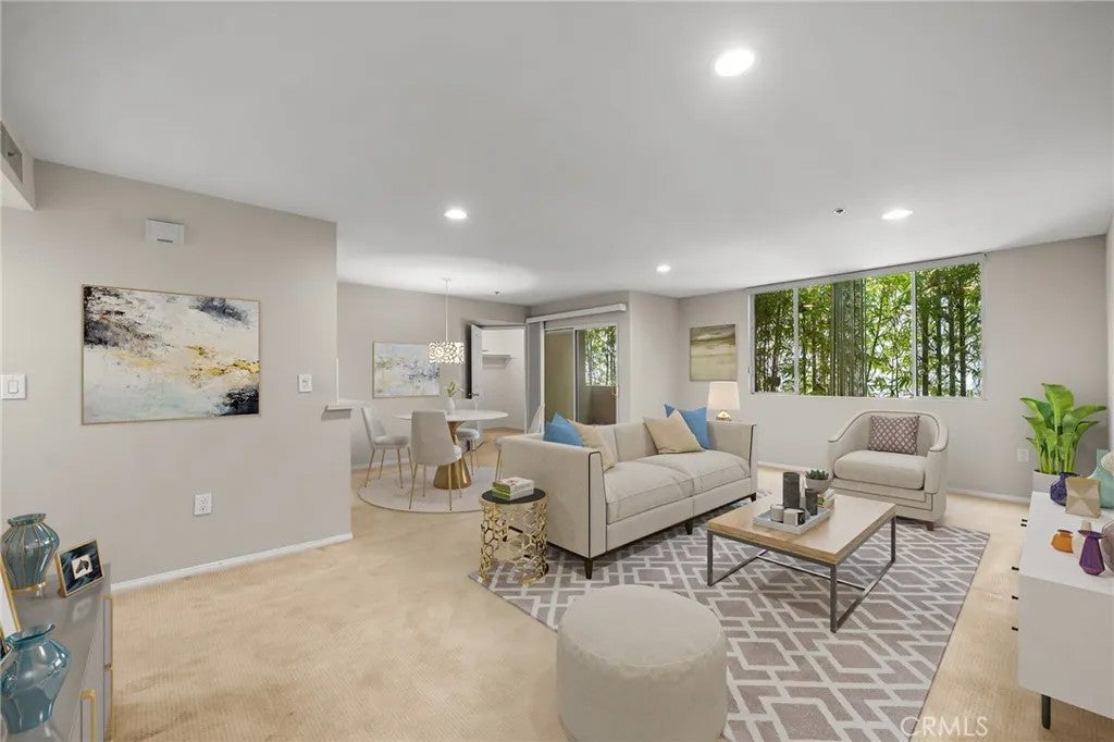 4501 Cedros 220 — photo
