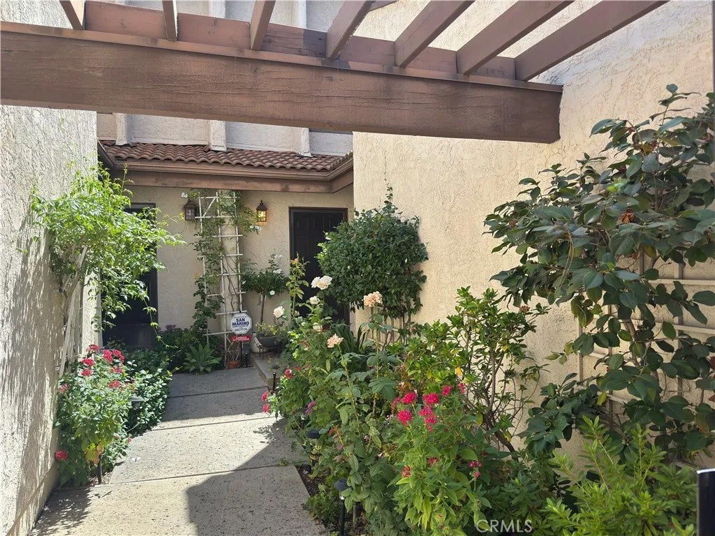 1138 Las Riendas Way — photo