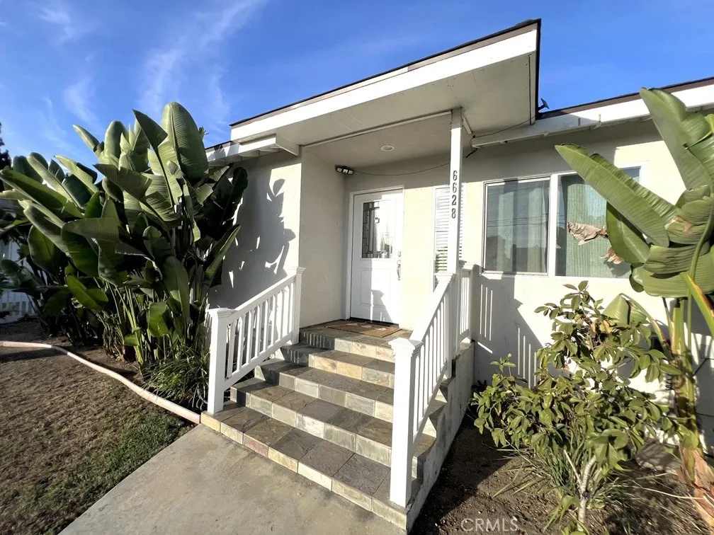 6628 N Golden West — photo