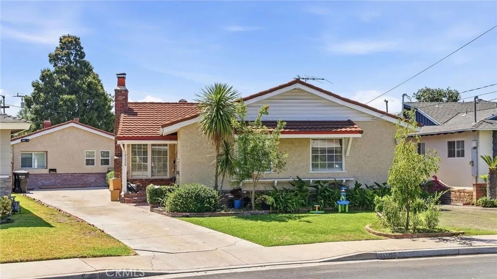 10220 Randwick Drive — photo