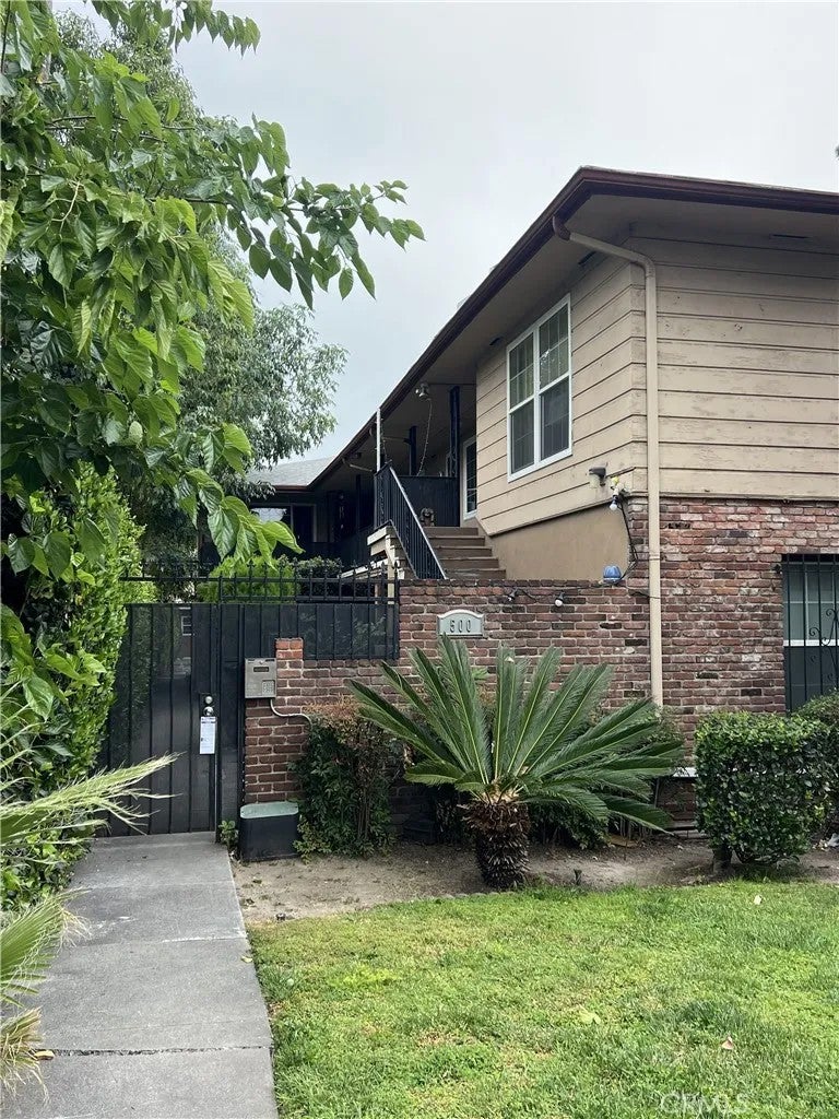 500 N Los Robles Avenue 6 — photo