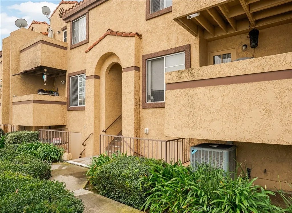 8615 Beverly 6 — photo