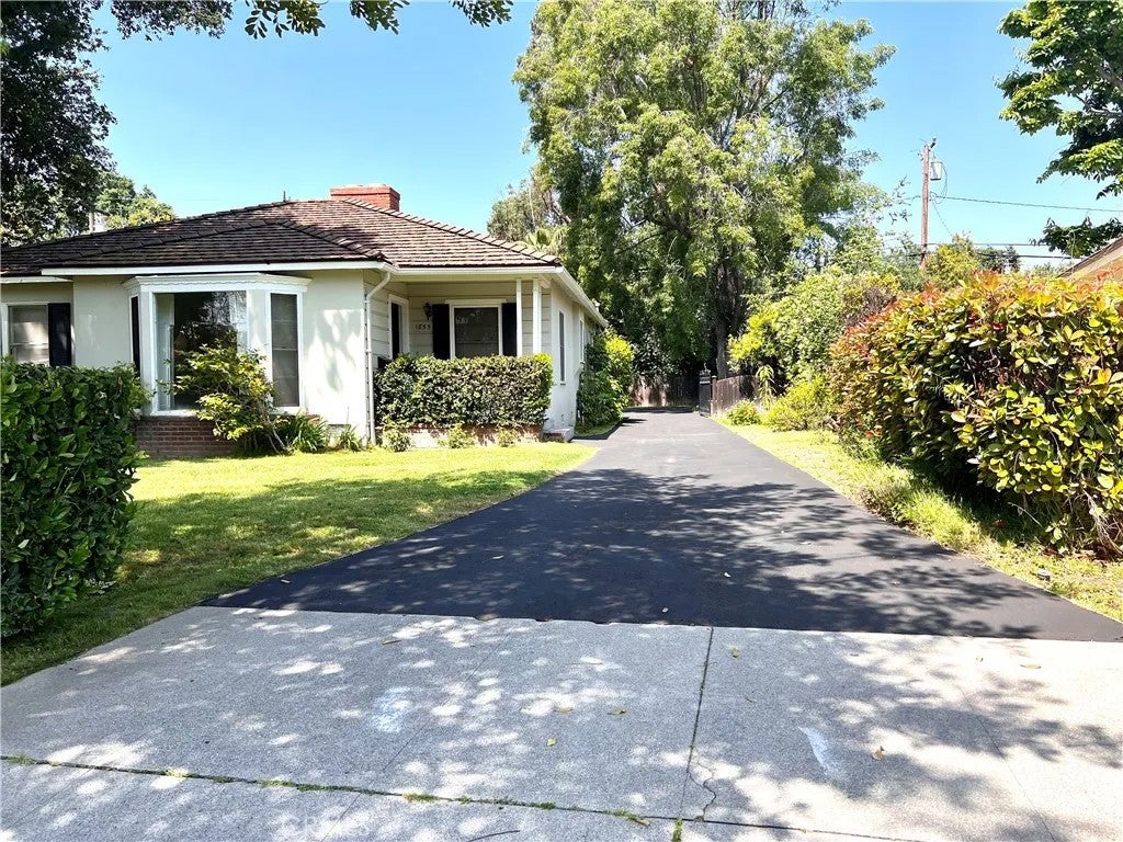 1855 Sharon — photo