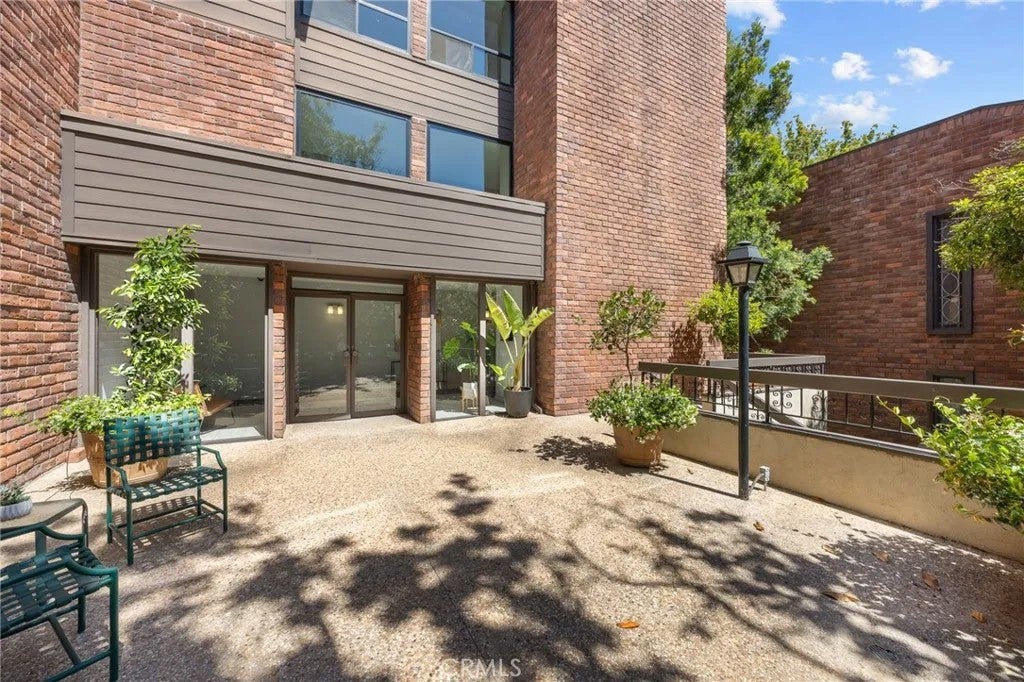 700 S Lake Avenue 109 — photo