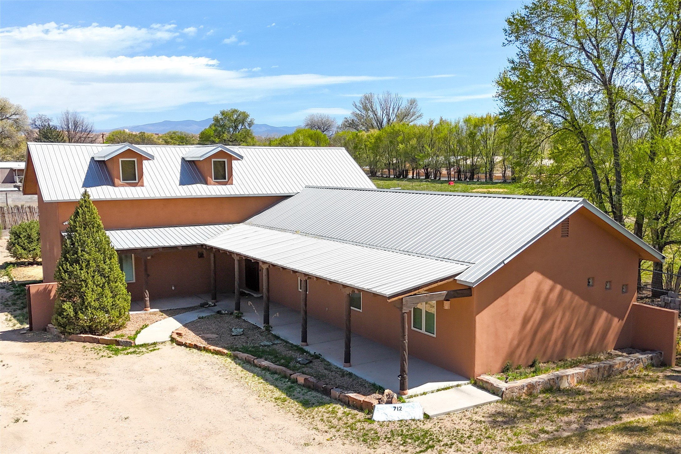 712 Sunset Dr — photo