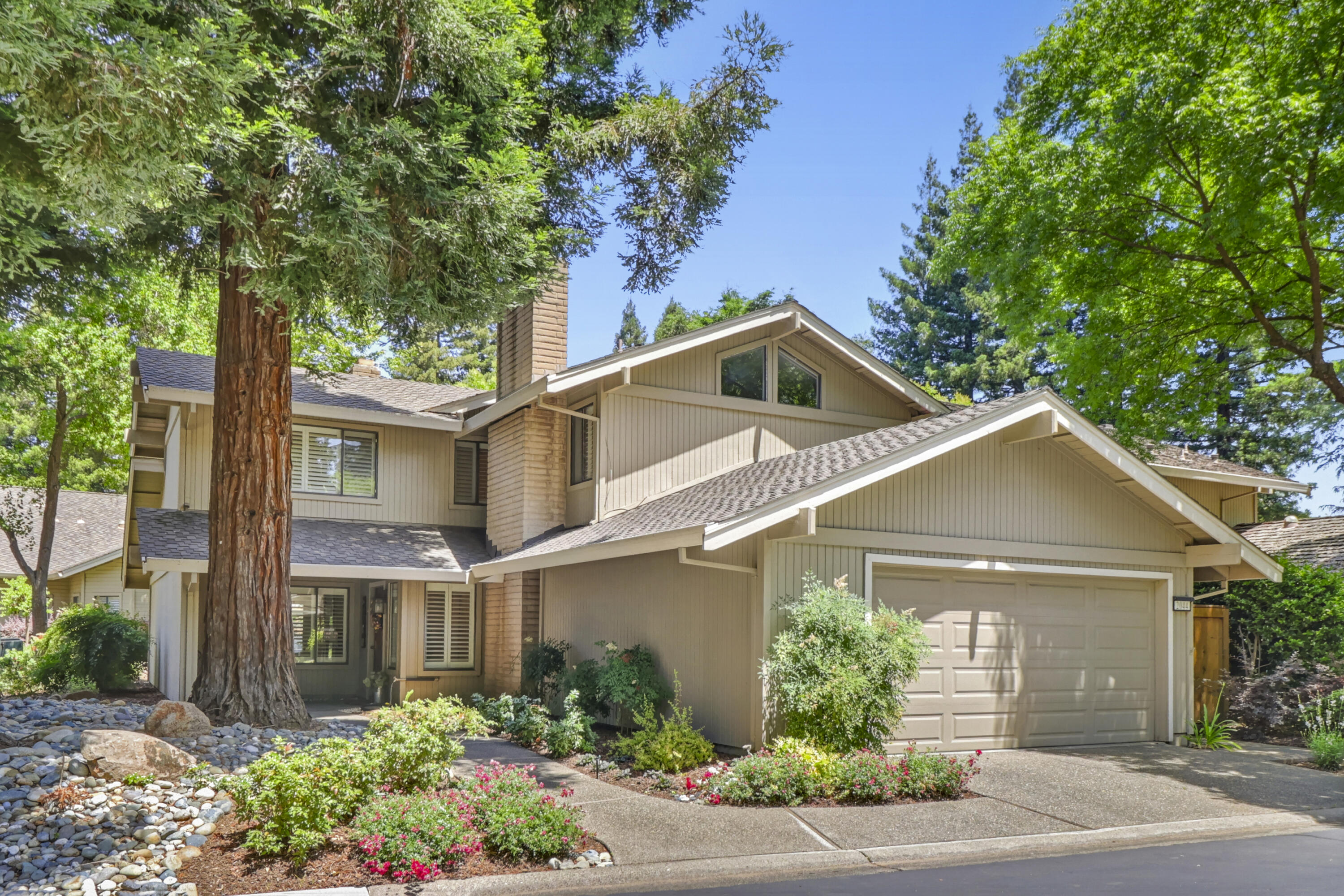 2044 University Park Drive — photo