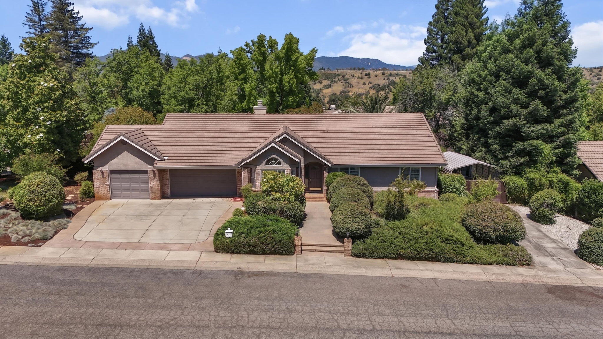 568 River Oaks Drive — photo