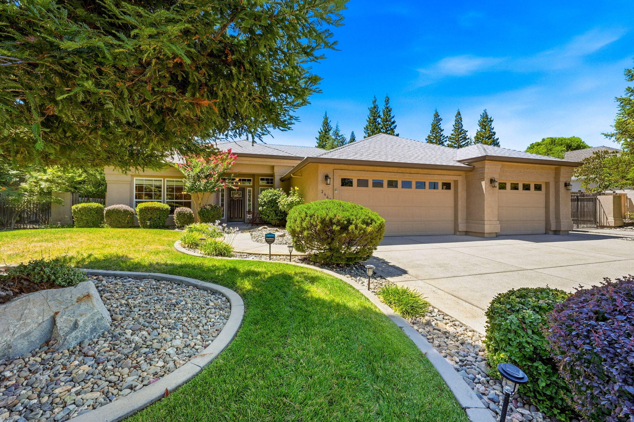 2440 Crescent Moon Court — photo