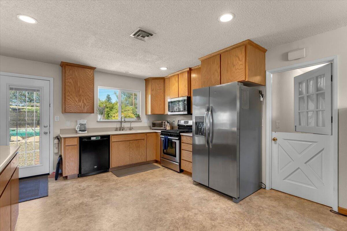 1394 Mistletoe Lane, Redding, CA 96002 — photo 2