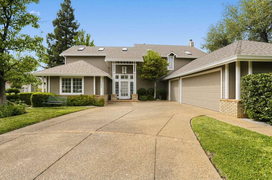 6050 Gleneagles Court — photo