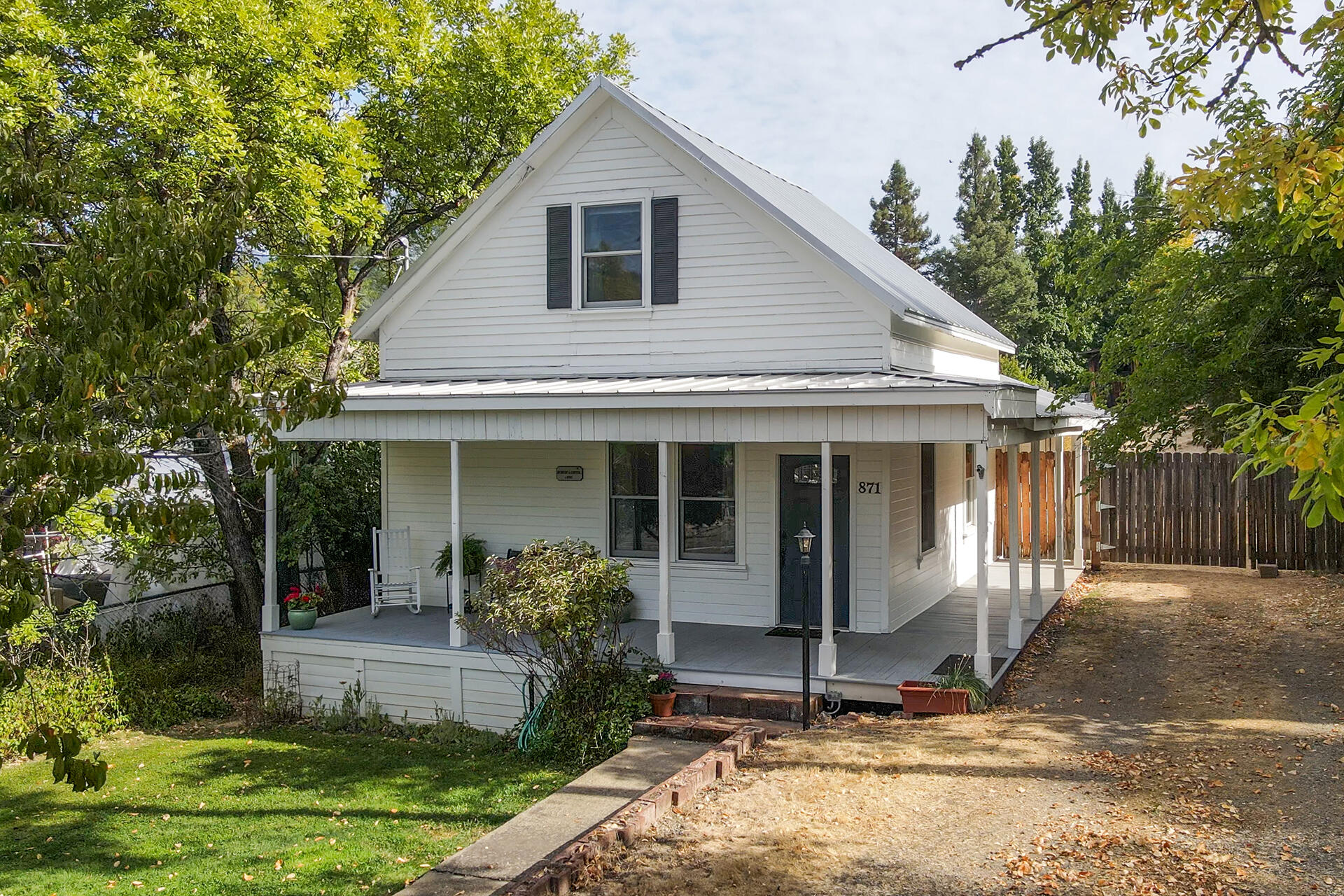 871 Main Street — photo