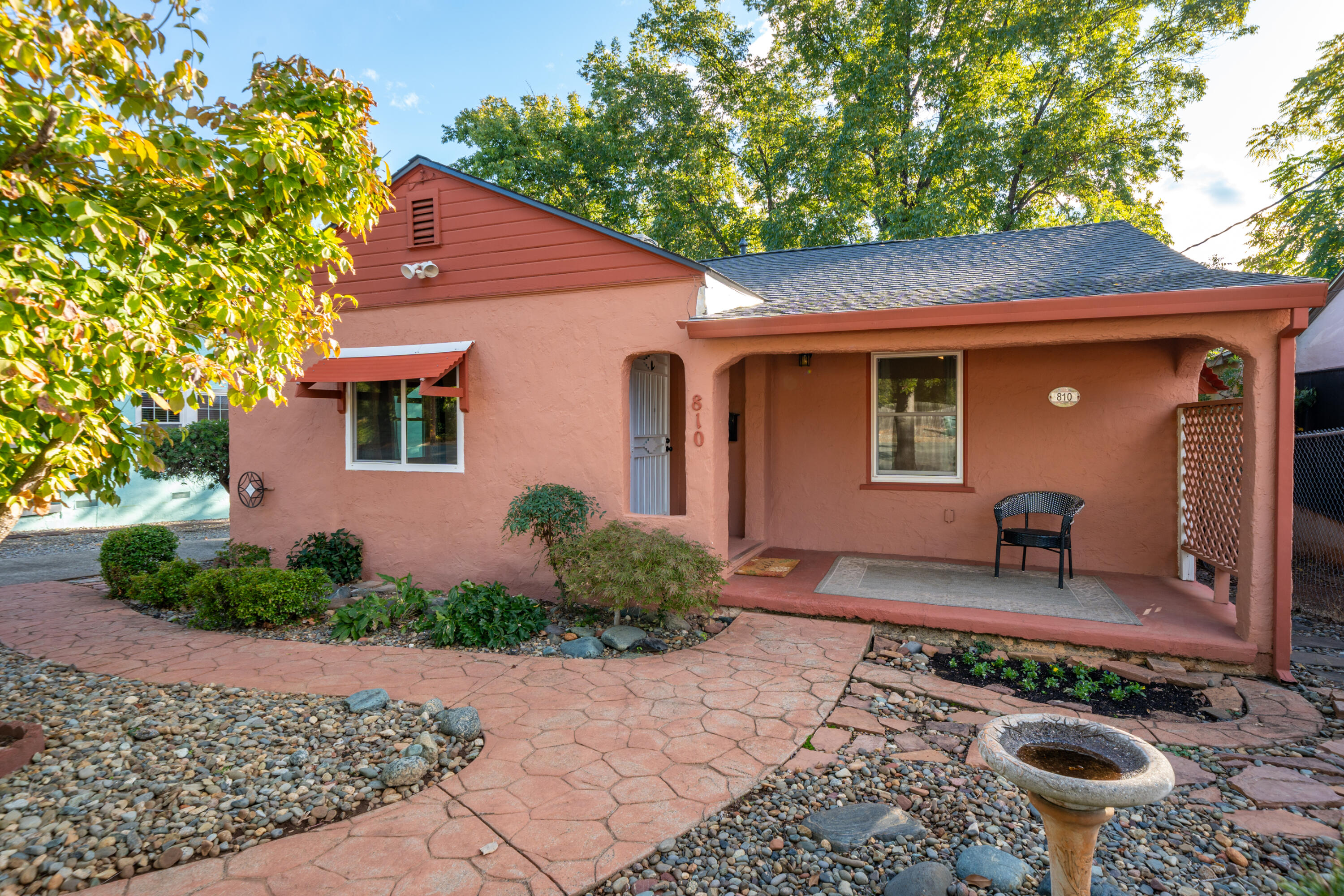 810 Lakeview Drive — photo