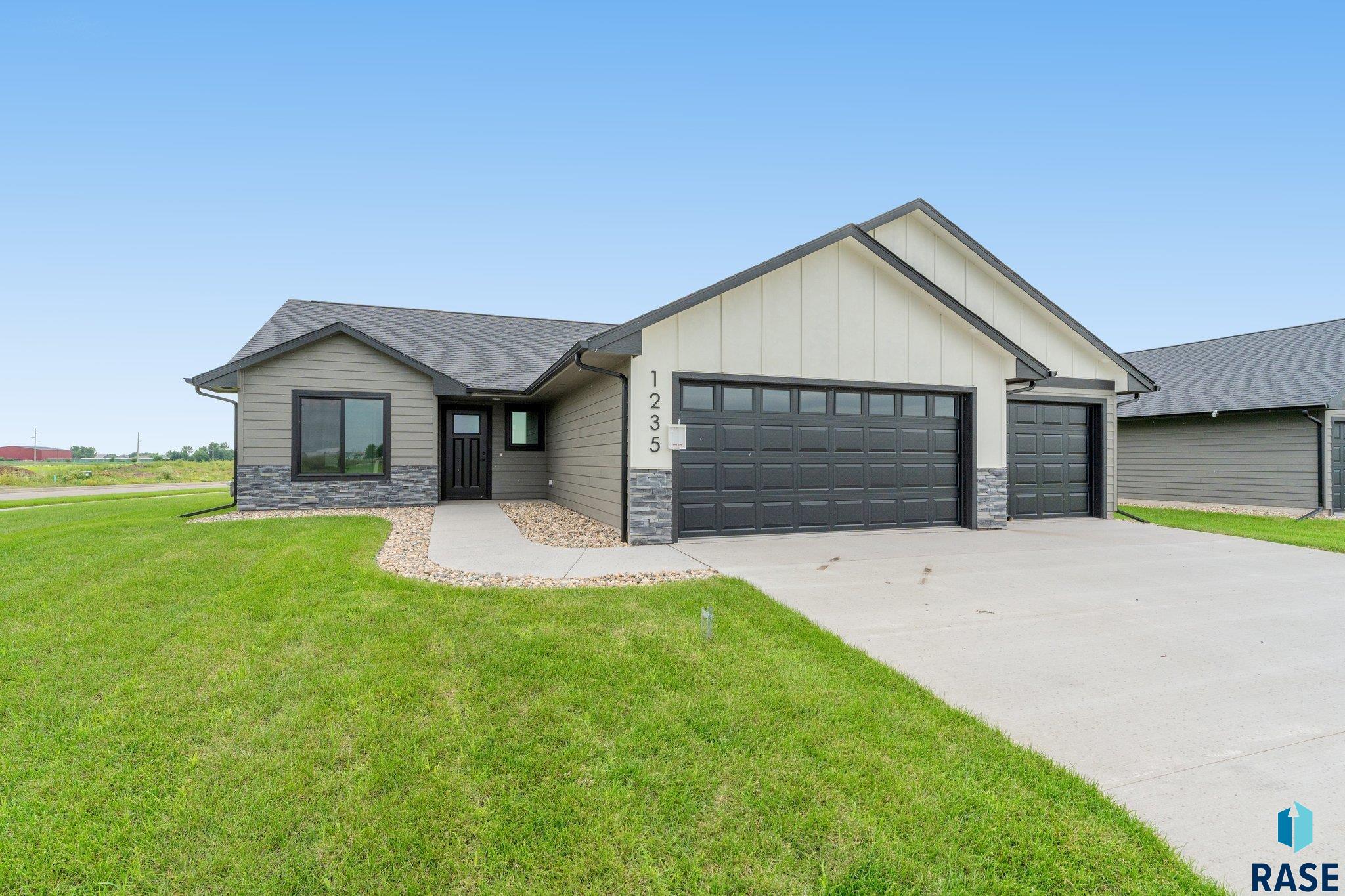 1235 E Wayne Place — photo