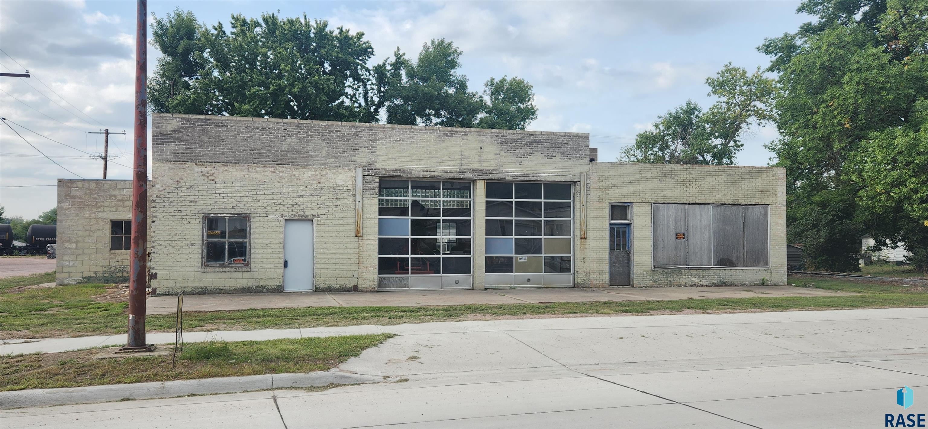 211 E 3rd Street — photo