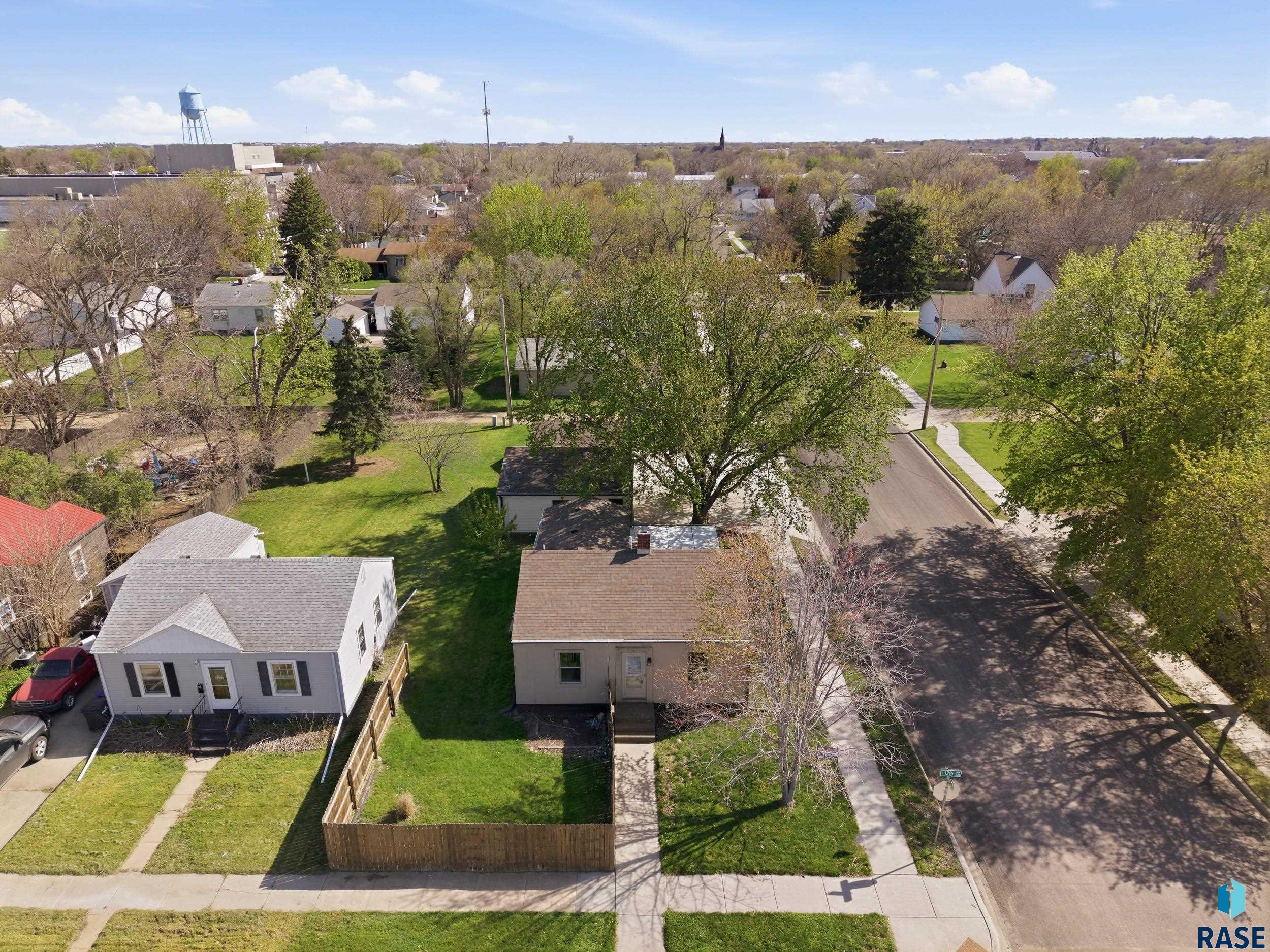 401 E 12th Avenue, Mitchell, SD 57301 — photo 2