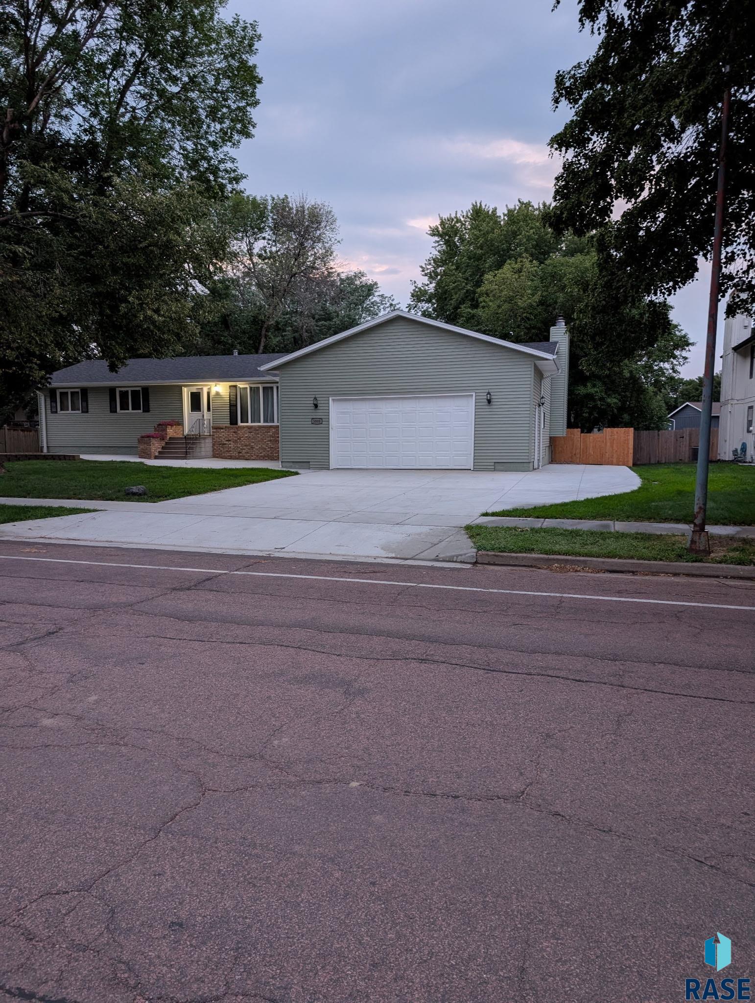 5808 W 32 Street — photo