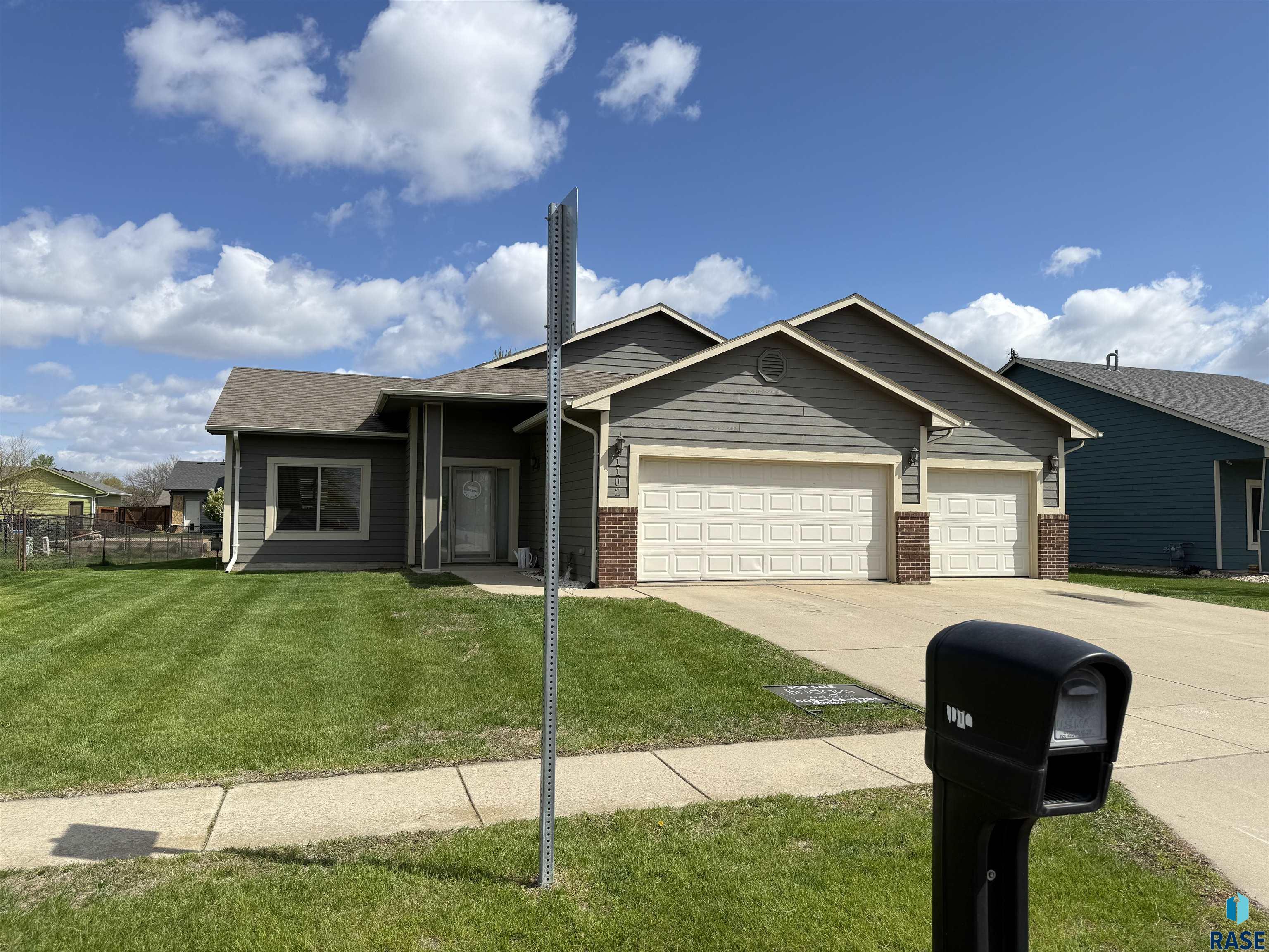 1102 E Perry Lane — photo