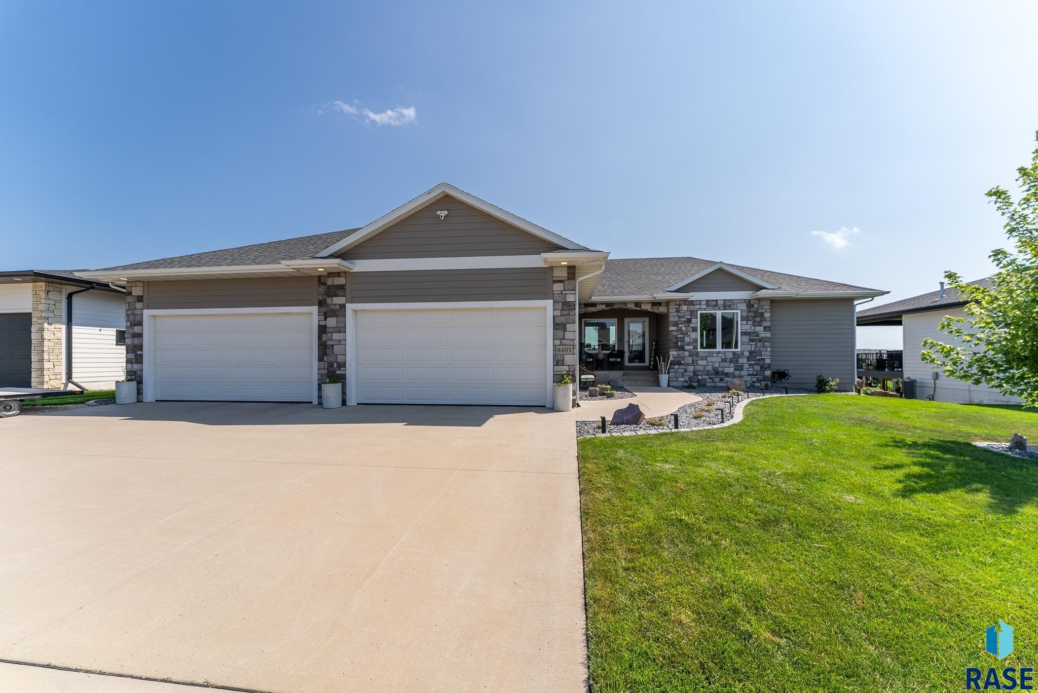 8401 E Roughlock Street, Sioux Falls, SD 57110 — photo 2