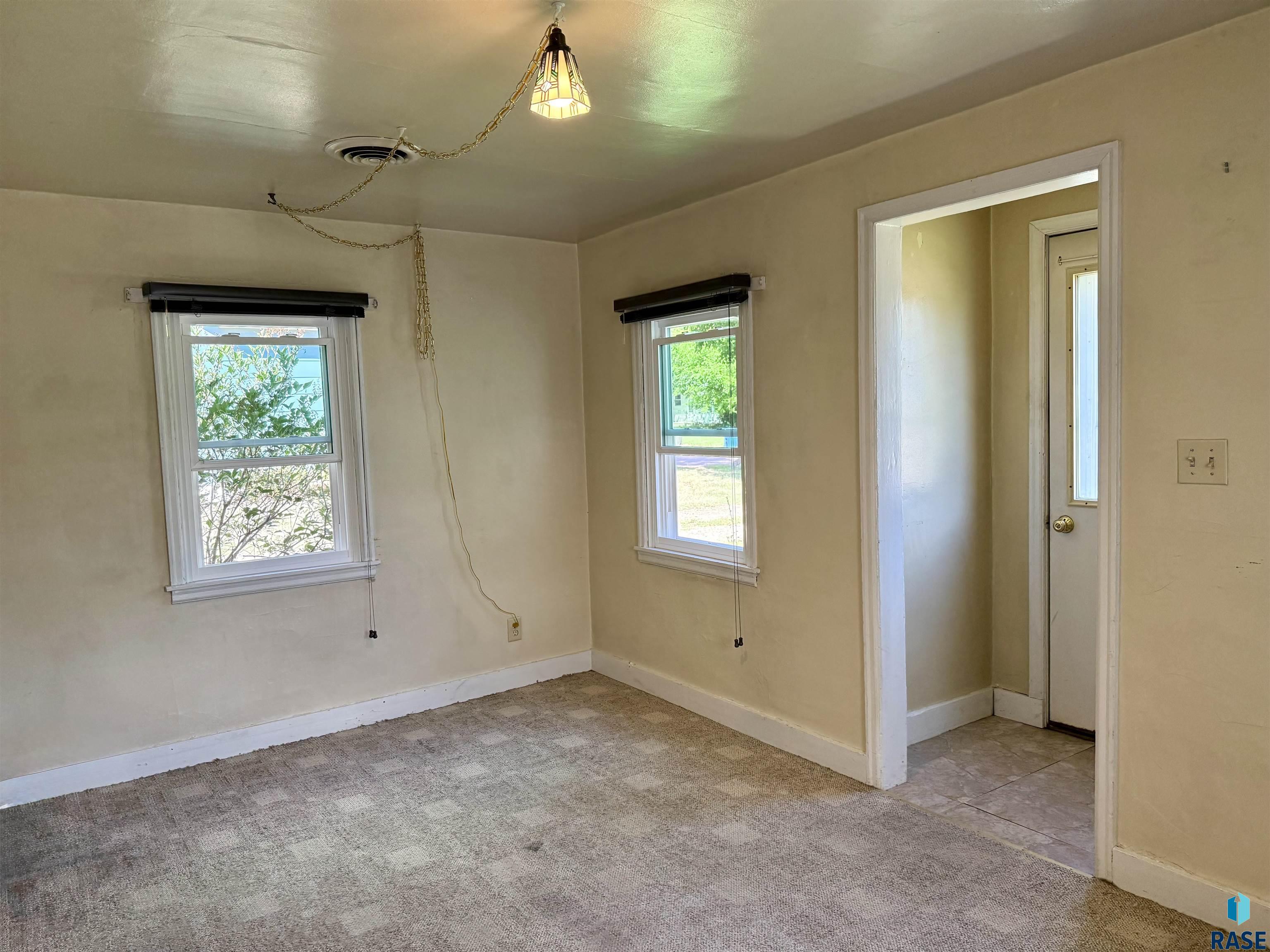 1031 E 1st Avenue, Mitchell, SD 57301 — photo 3