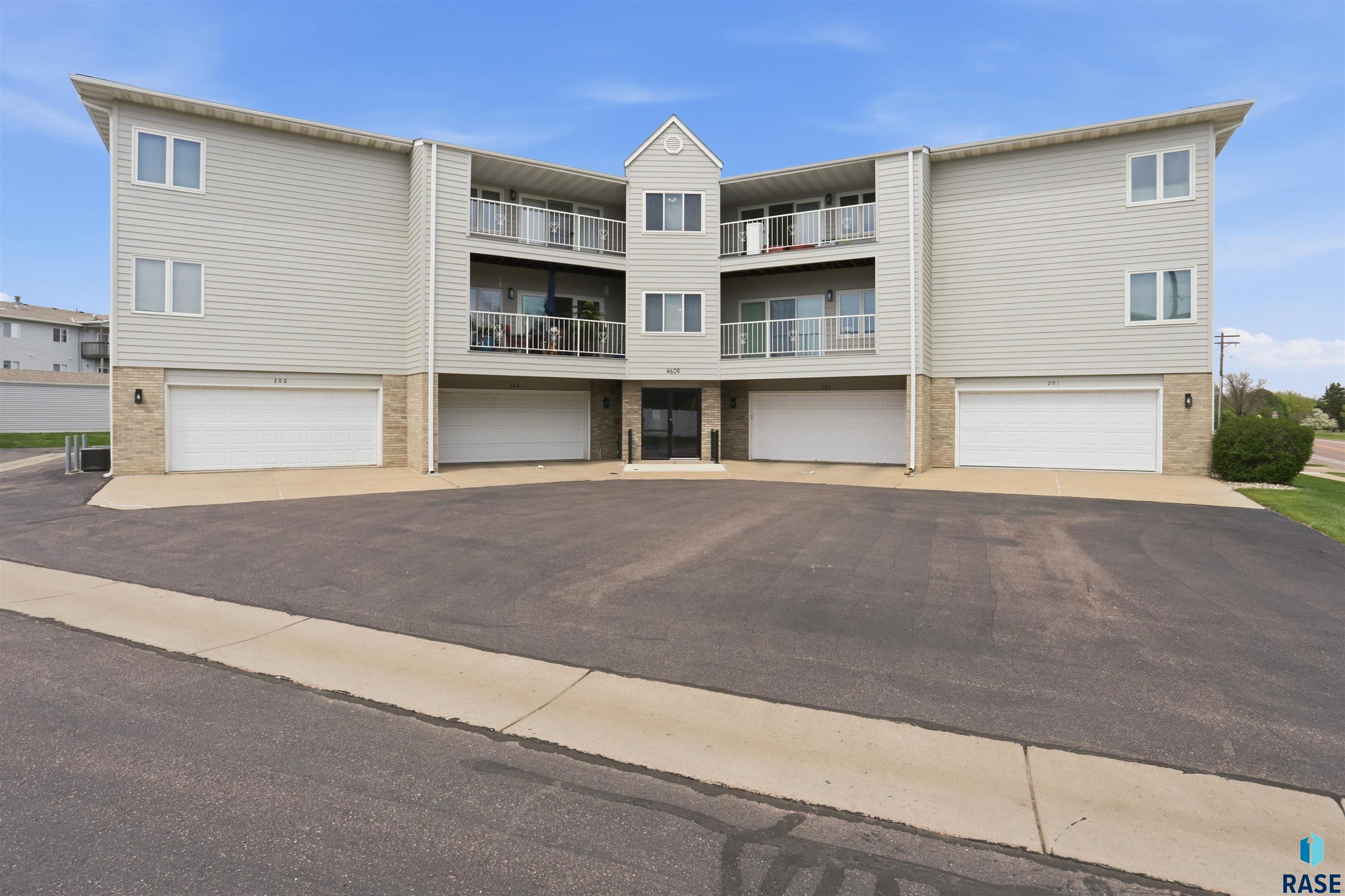 4609 S Oxbow Avenue 303 — photo