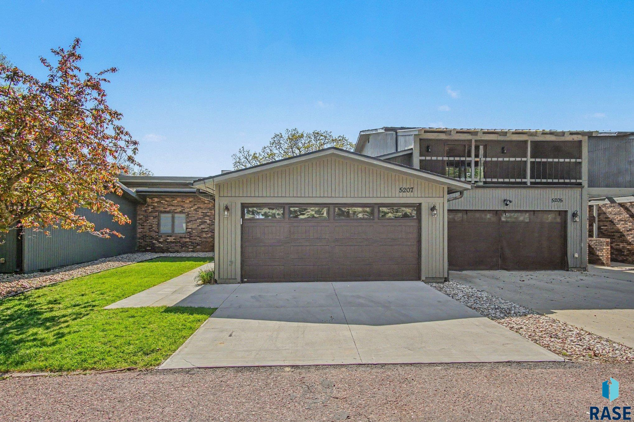 5207 E Valley Oaks Place — photo