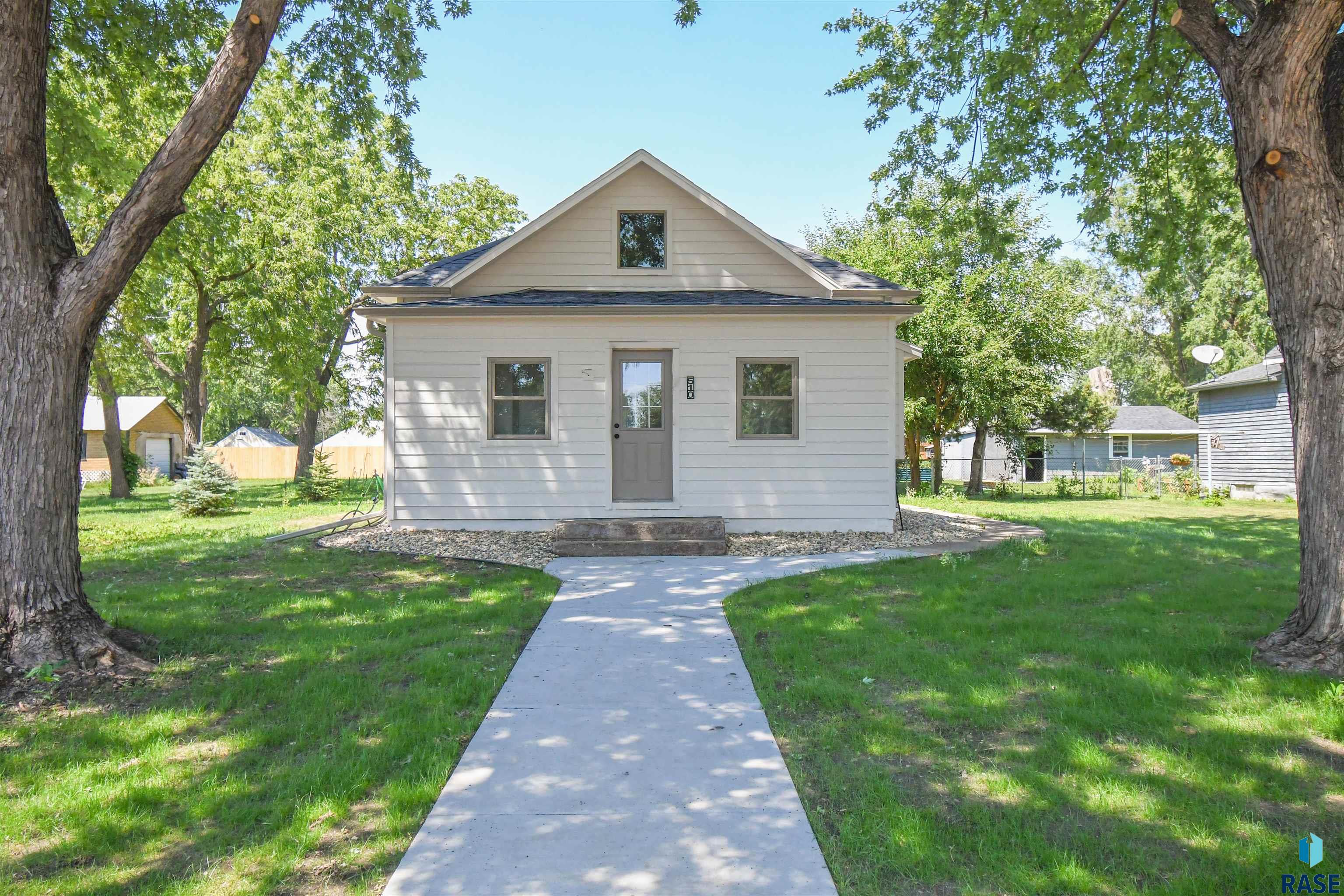 512 W Elm Street — photo