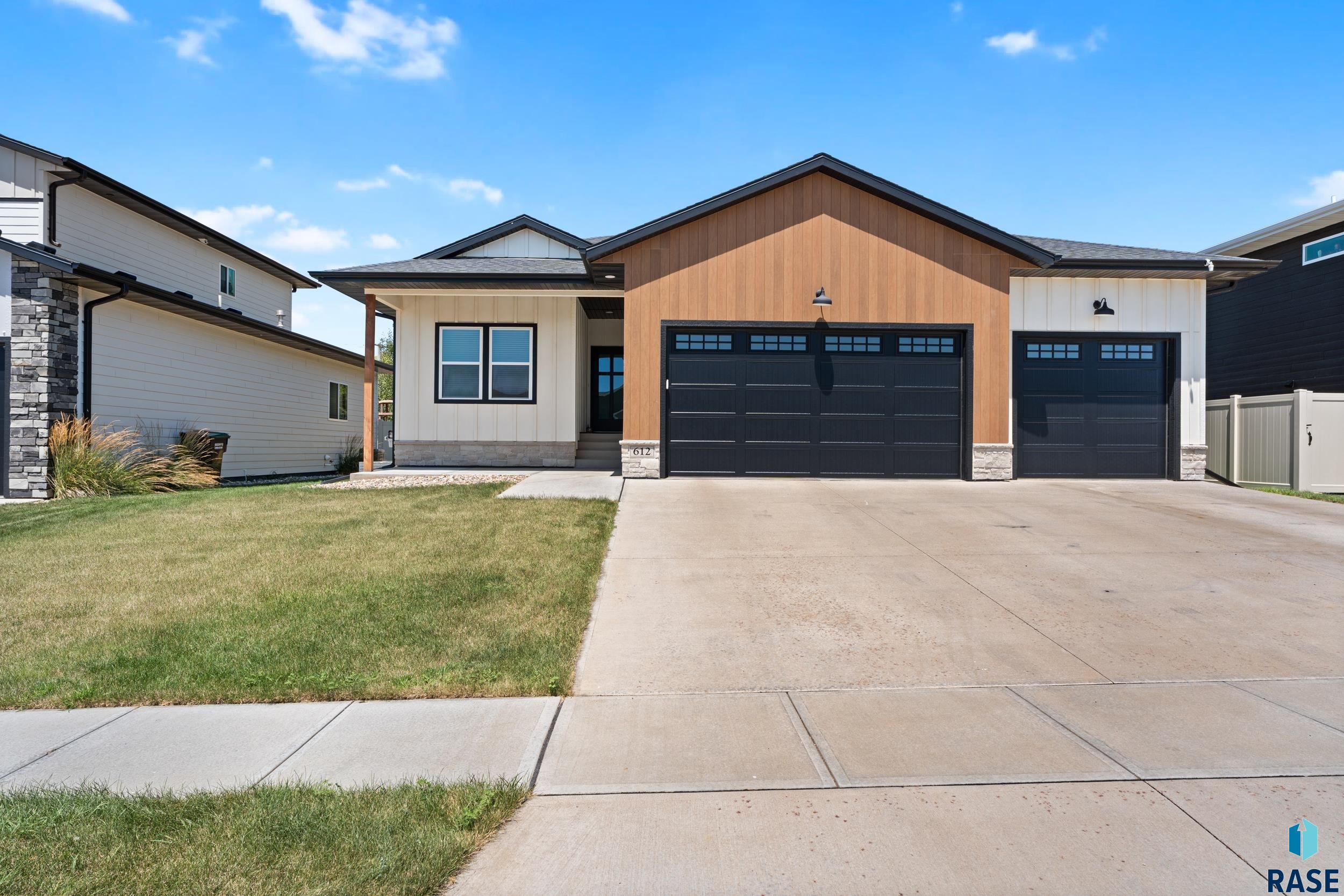 612 E Lakeview Drive — photo