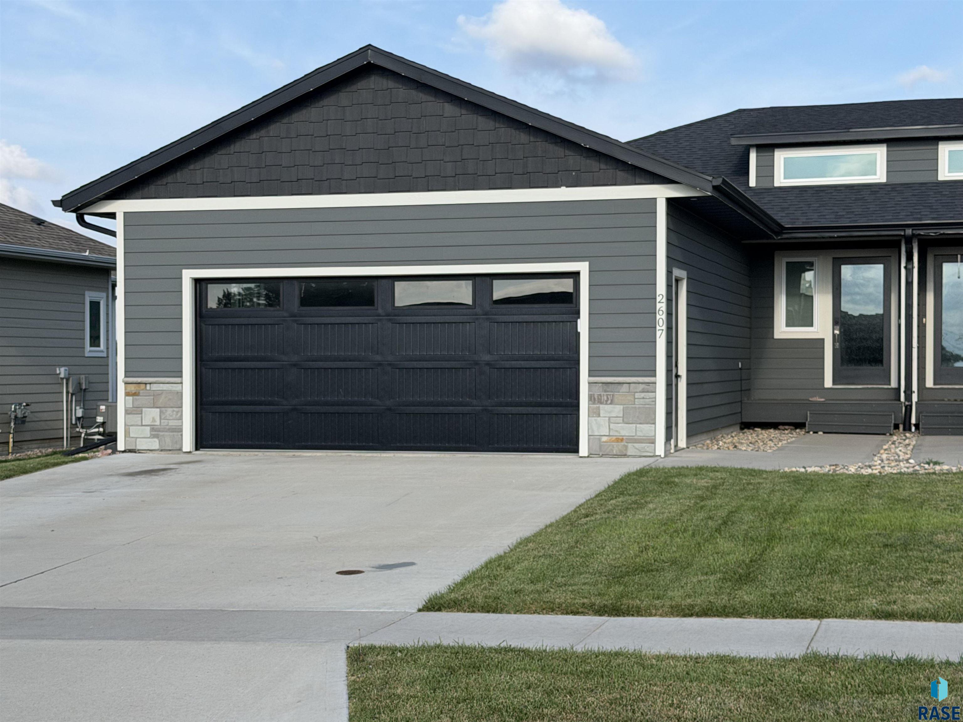 2607 E Sunburst Drive — photo