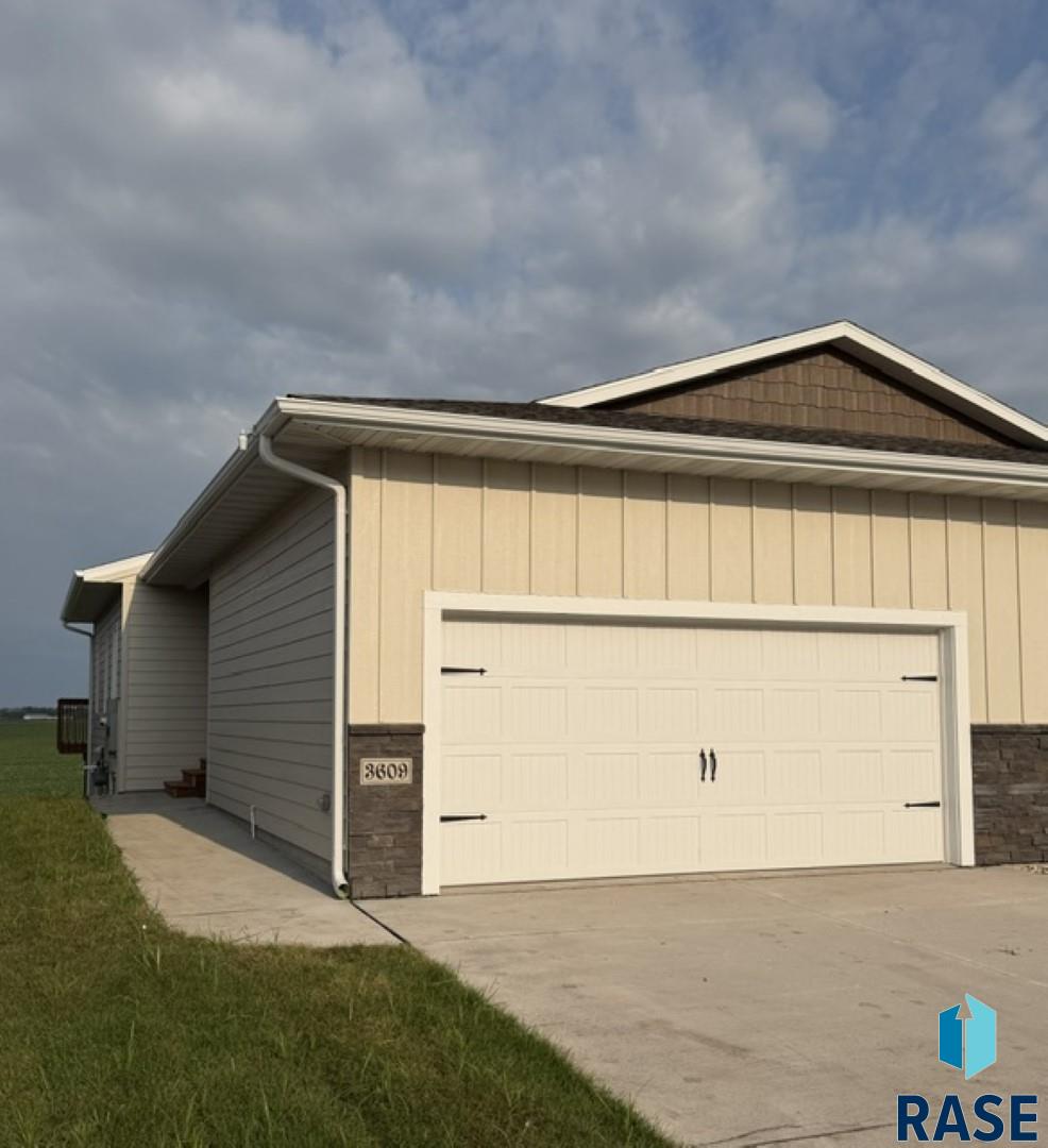 3609 S Heather Avenue — photo