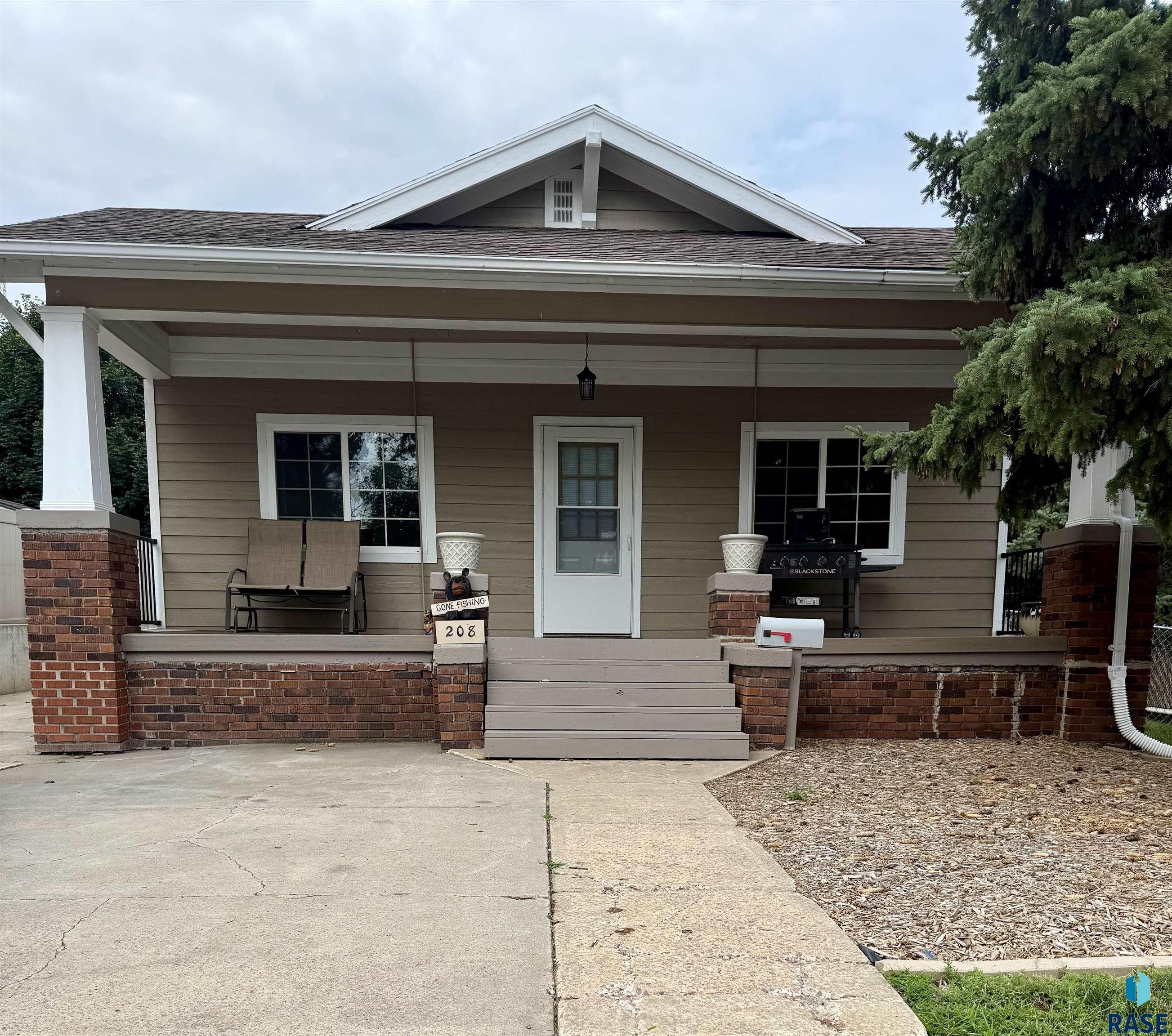 208 E King Street — photo
