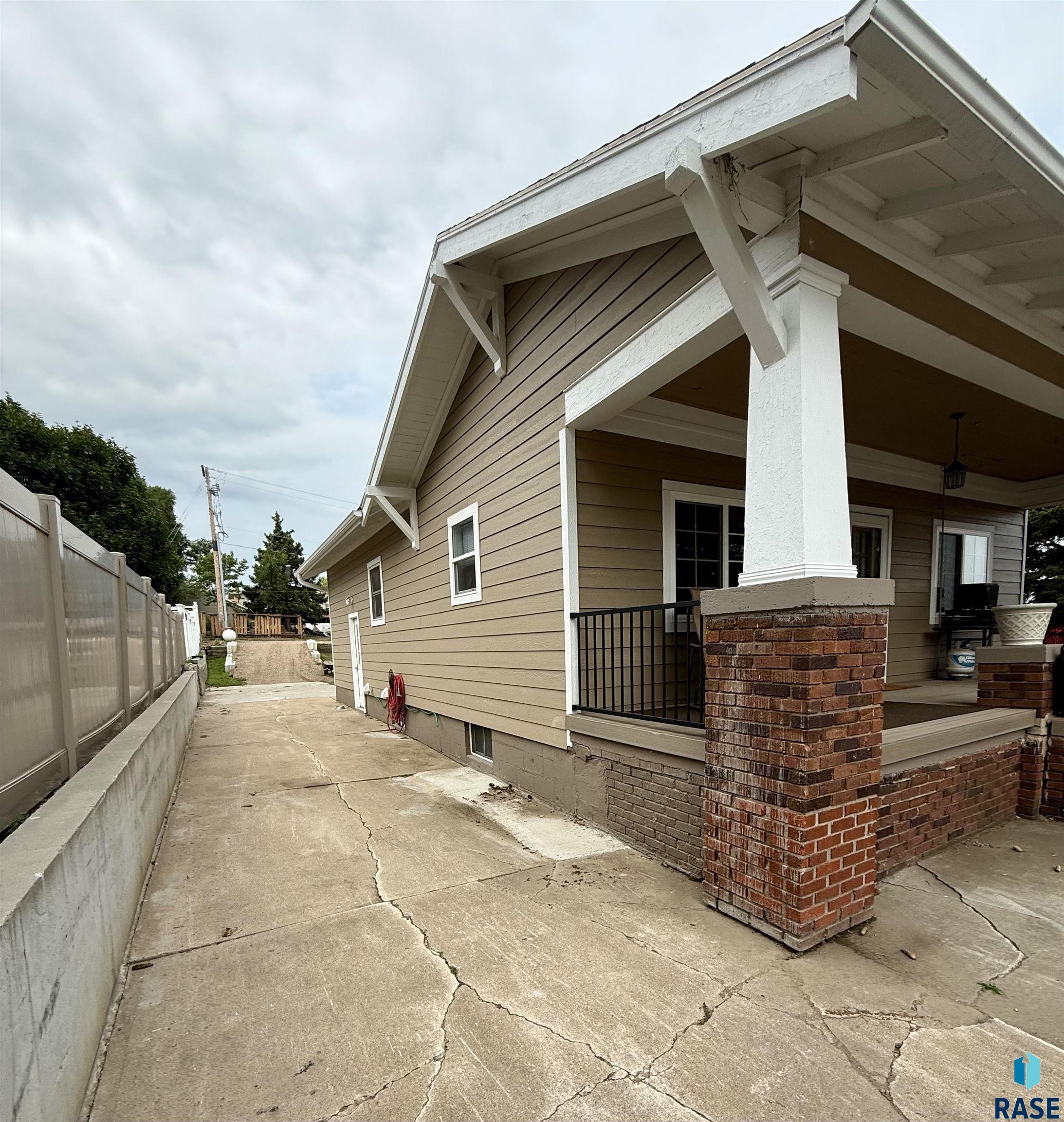 208 E King Street, Chamberlain, SD 57325 — photo 2