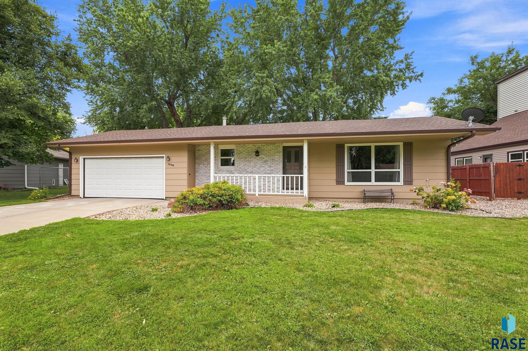1605 E Crestview Drive — photo