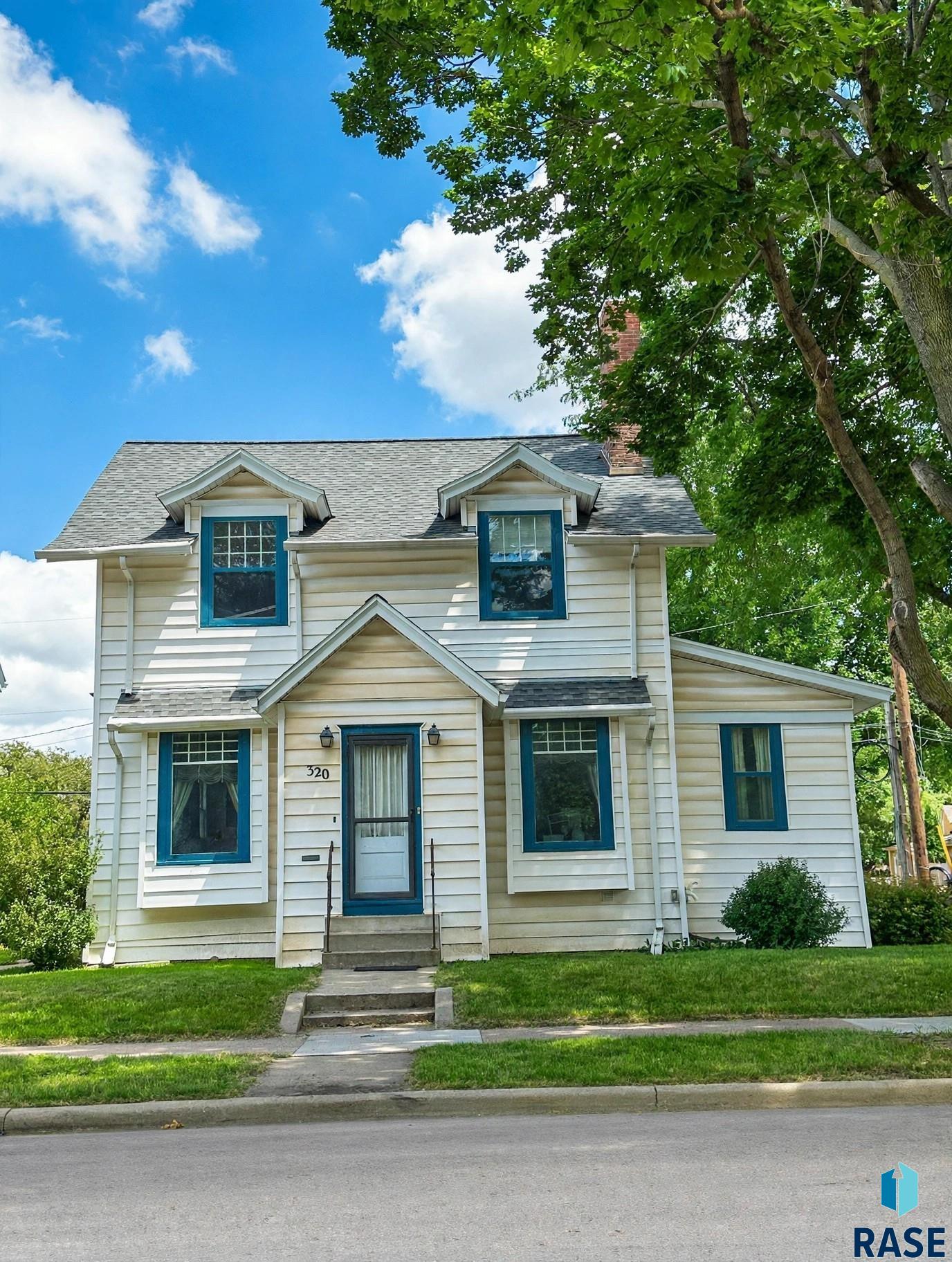 320 S Prairie Avenue — photo