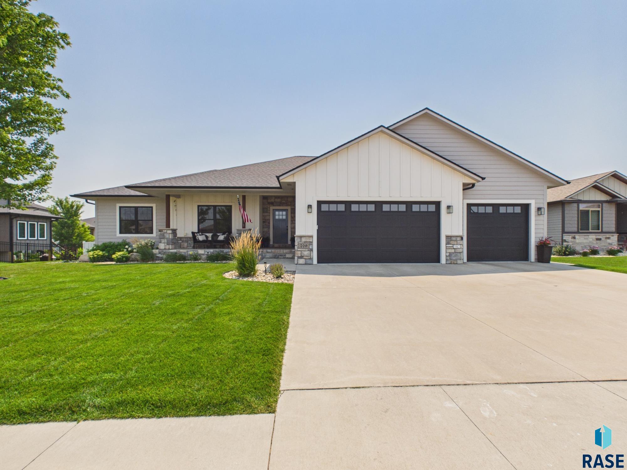 709 E Shadow Creek Lane — photo