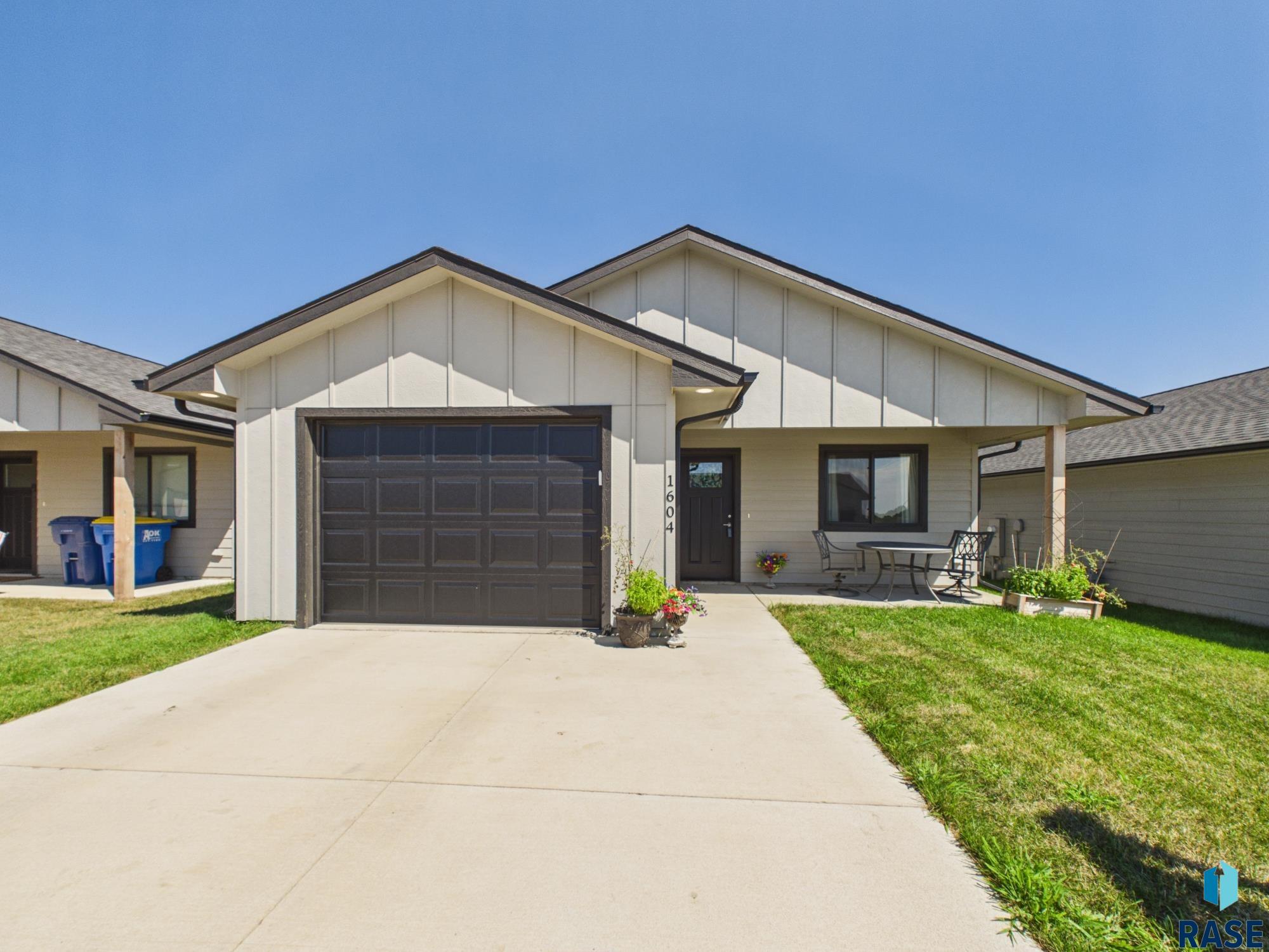 1604 N Tina Drive — photo