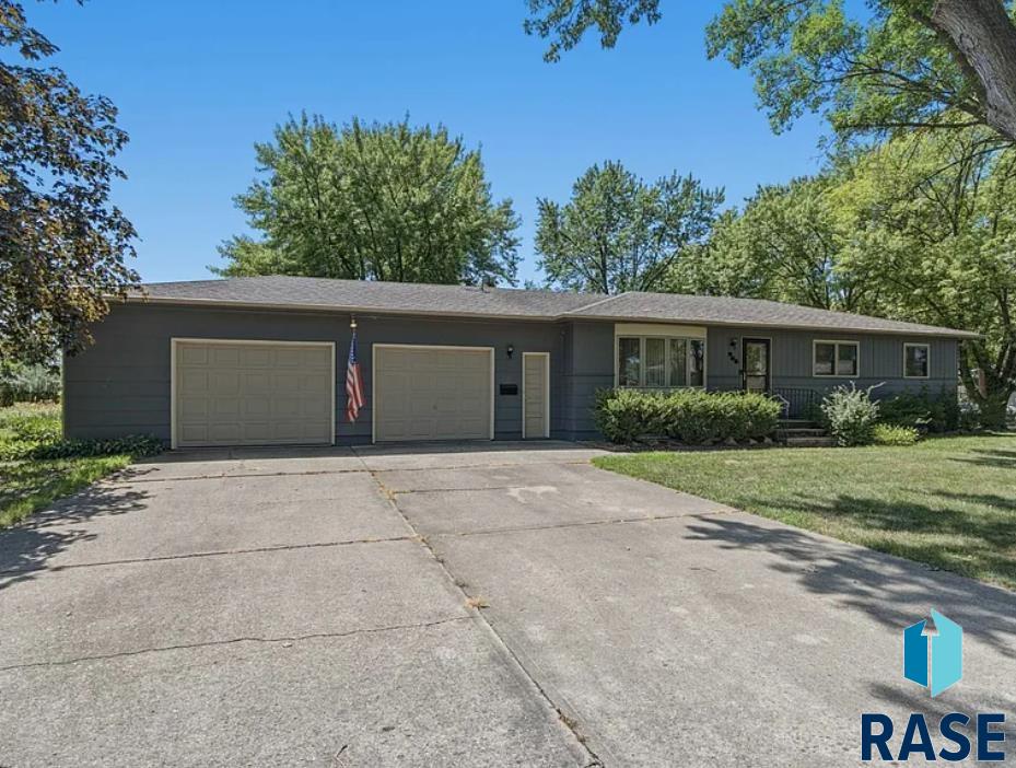 205 Crestwood Drive — photo