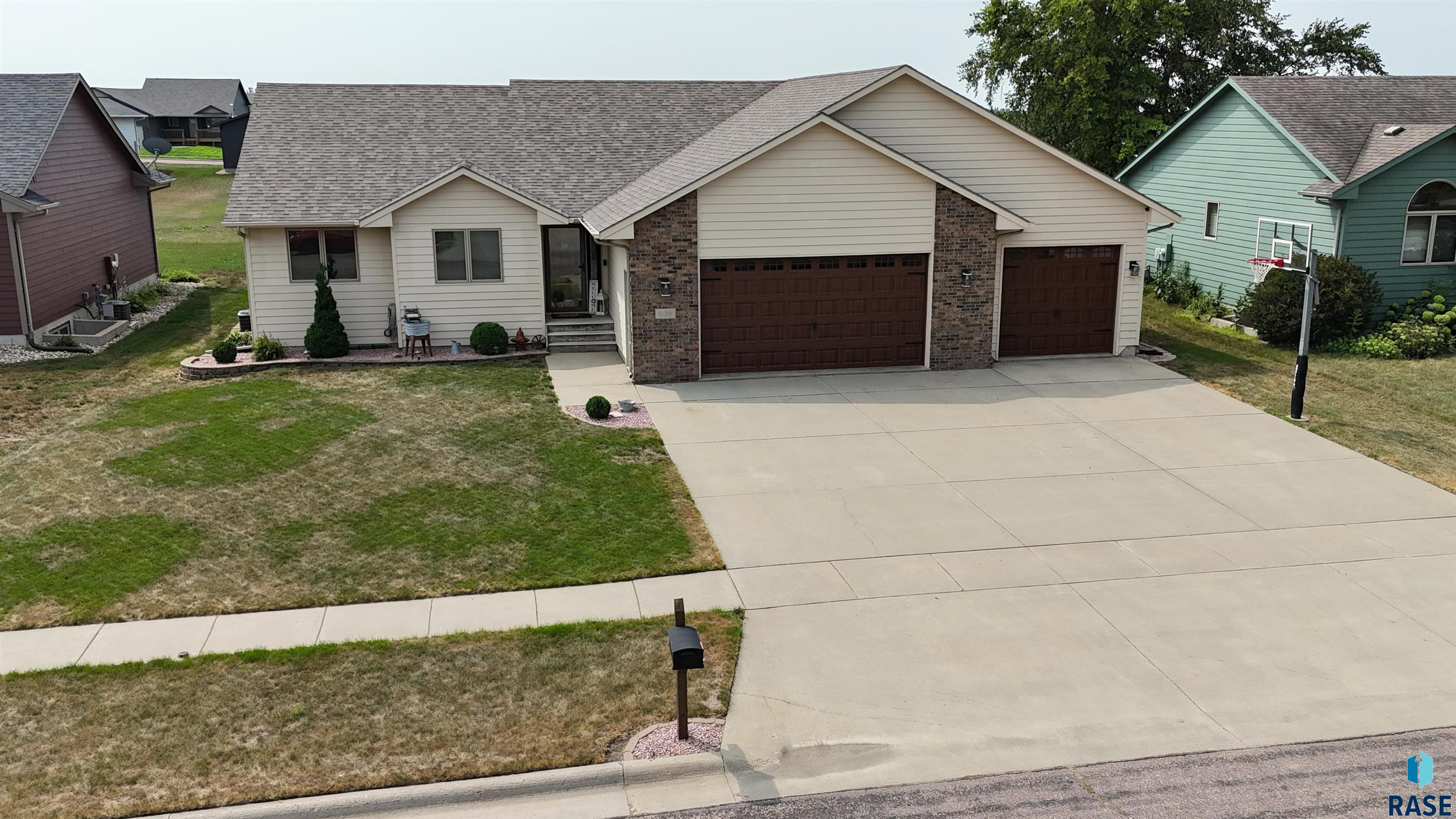 809 E Leslie Drive, Garretson, SD 57030 — photo 2