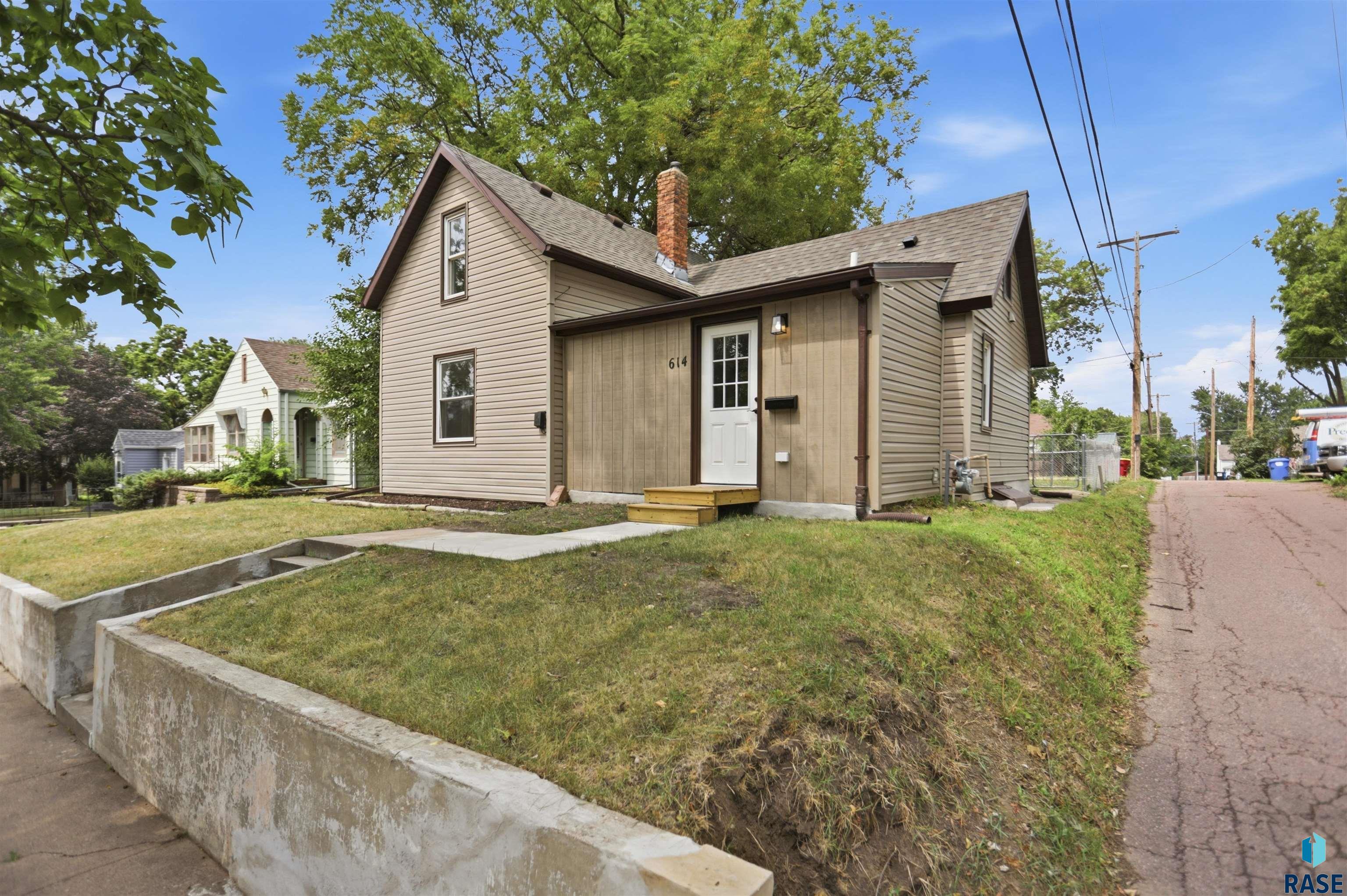 614 W 1st Street — photo