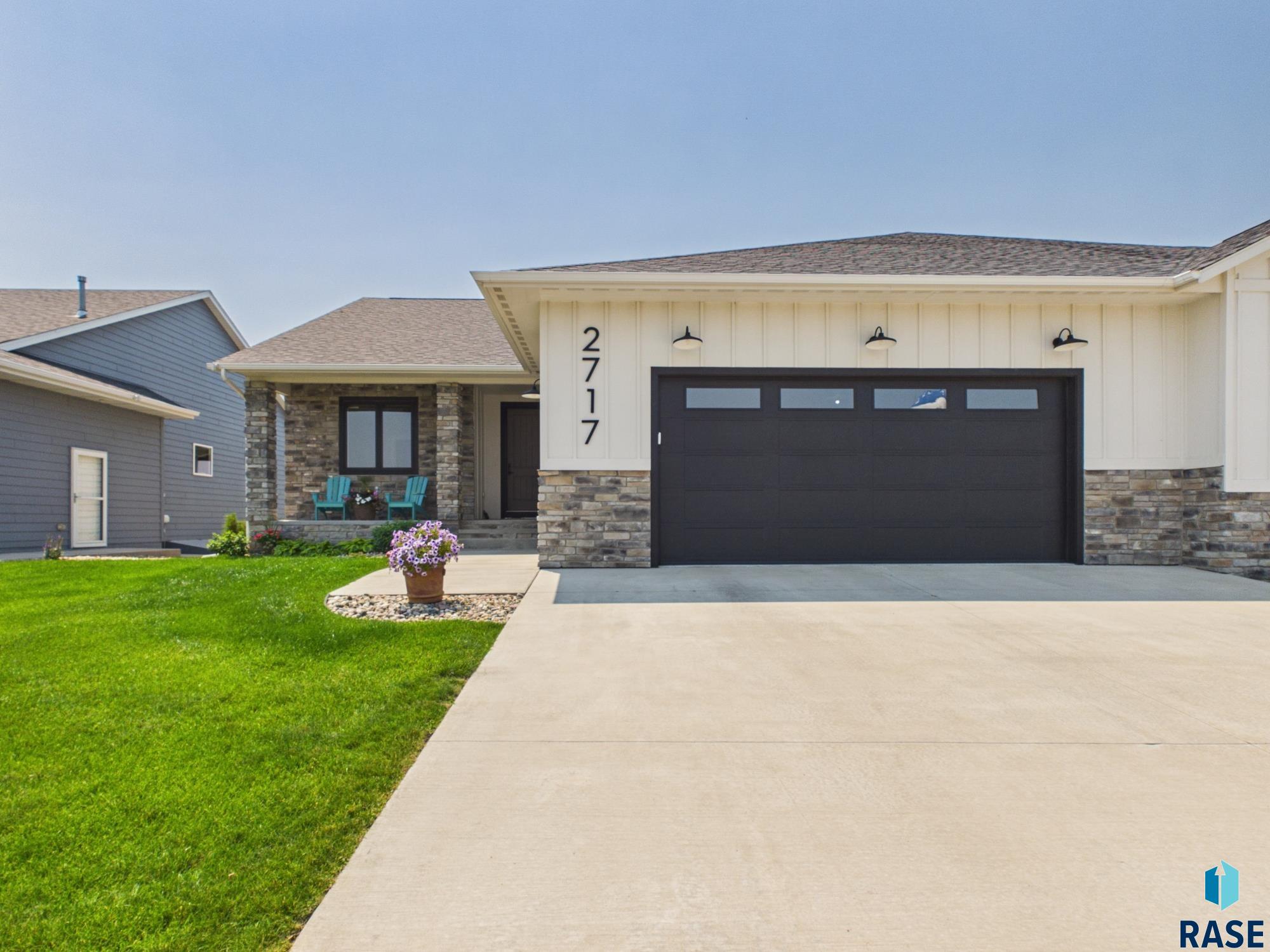2717 W Oak Hill Drive — photo