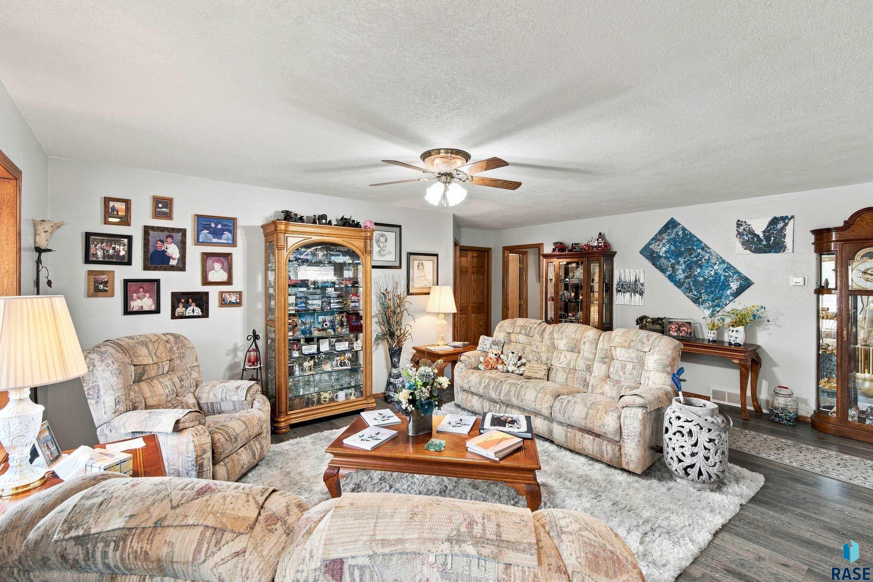 521 E Lightner Avenue, Salem, SD 57058 — photo 2