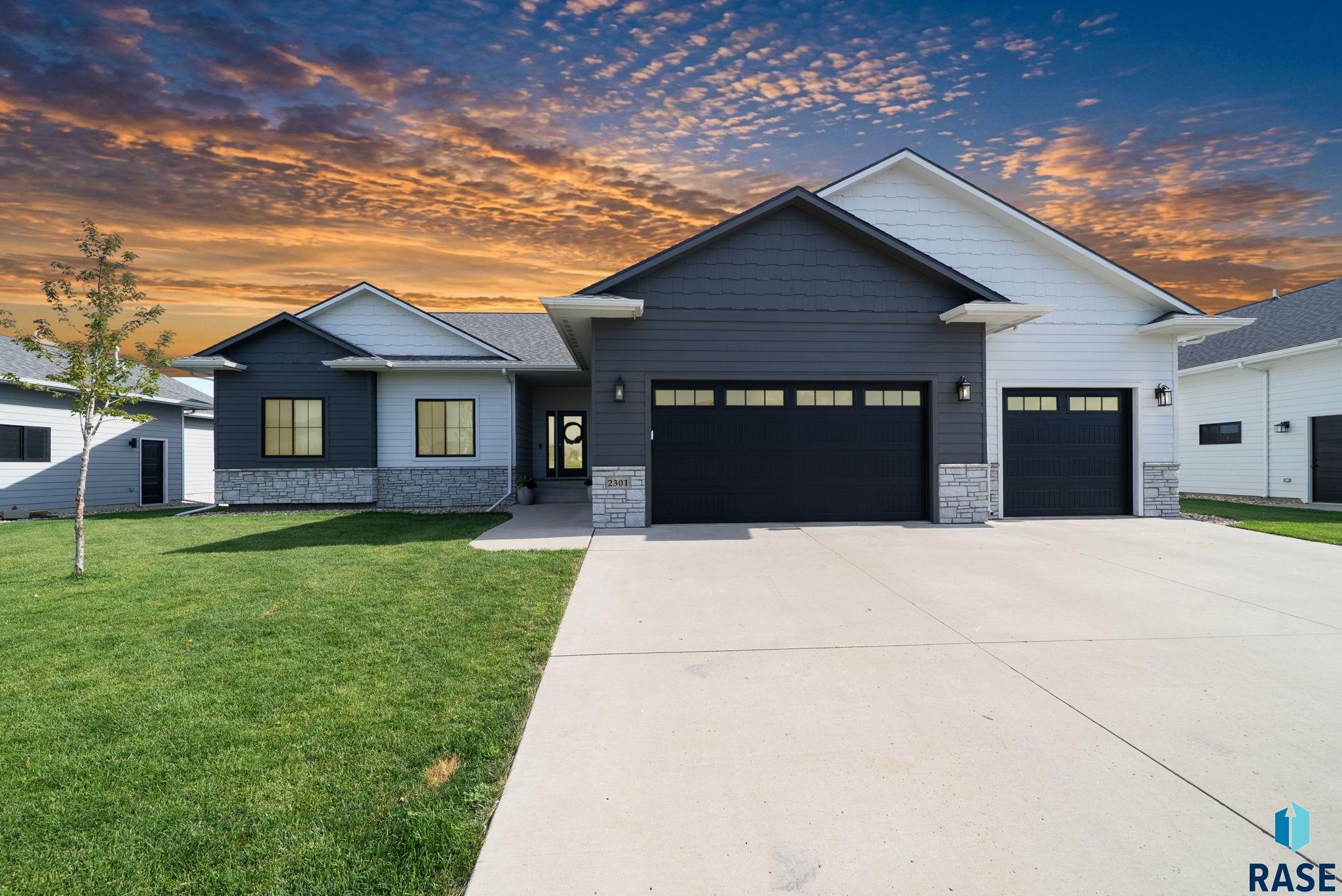 2301 E Mary Moore Drive — photo