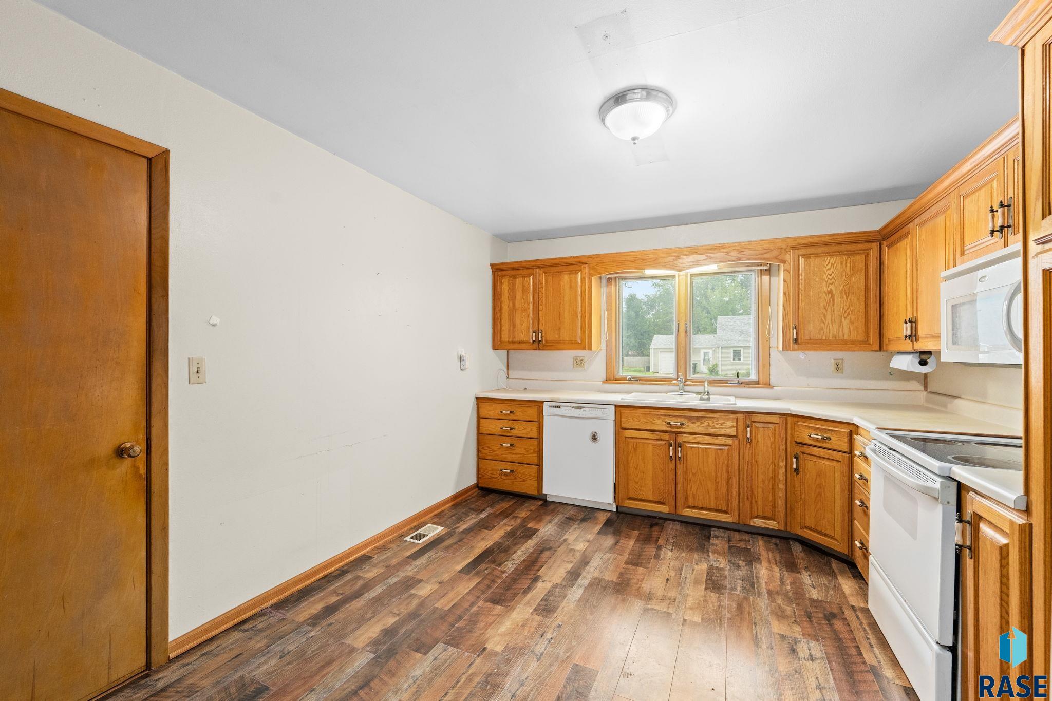 300 E 2nd Street, Marion, SD 57043 — photo 3